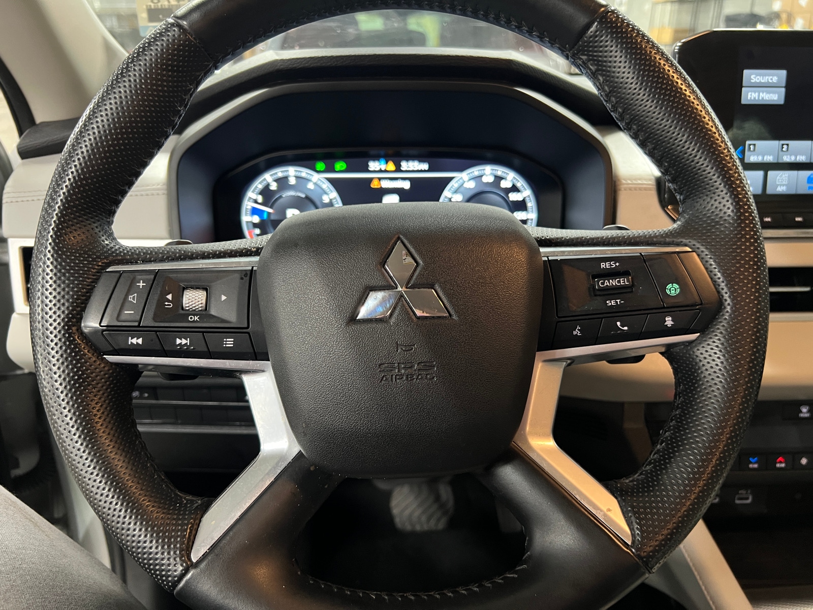 Thumbnail: 2023 Mitsubishi Outlander - 4