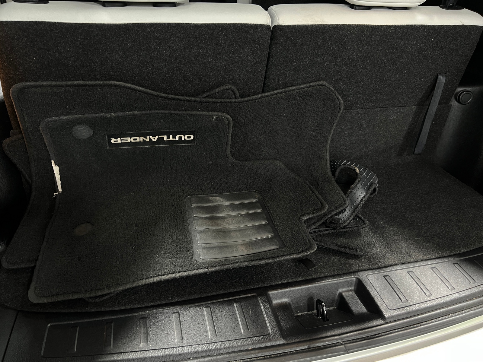 Thumbnail: 2023 Mitsubishi Outlander - 6