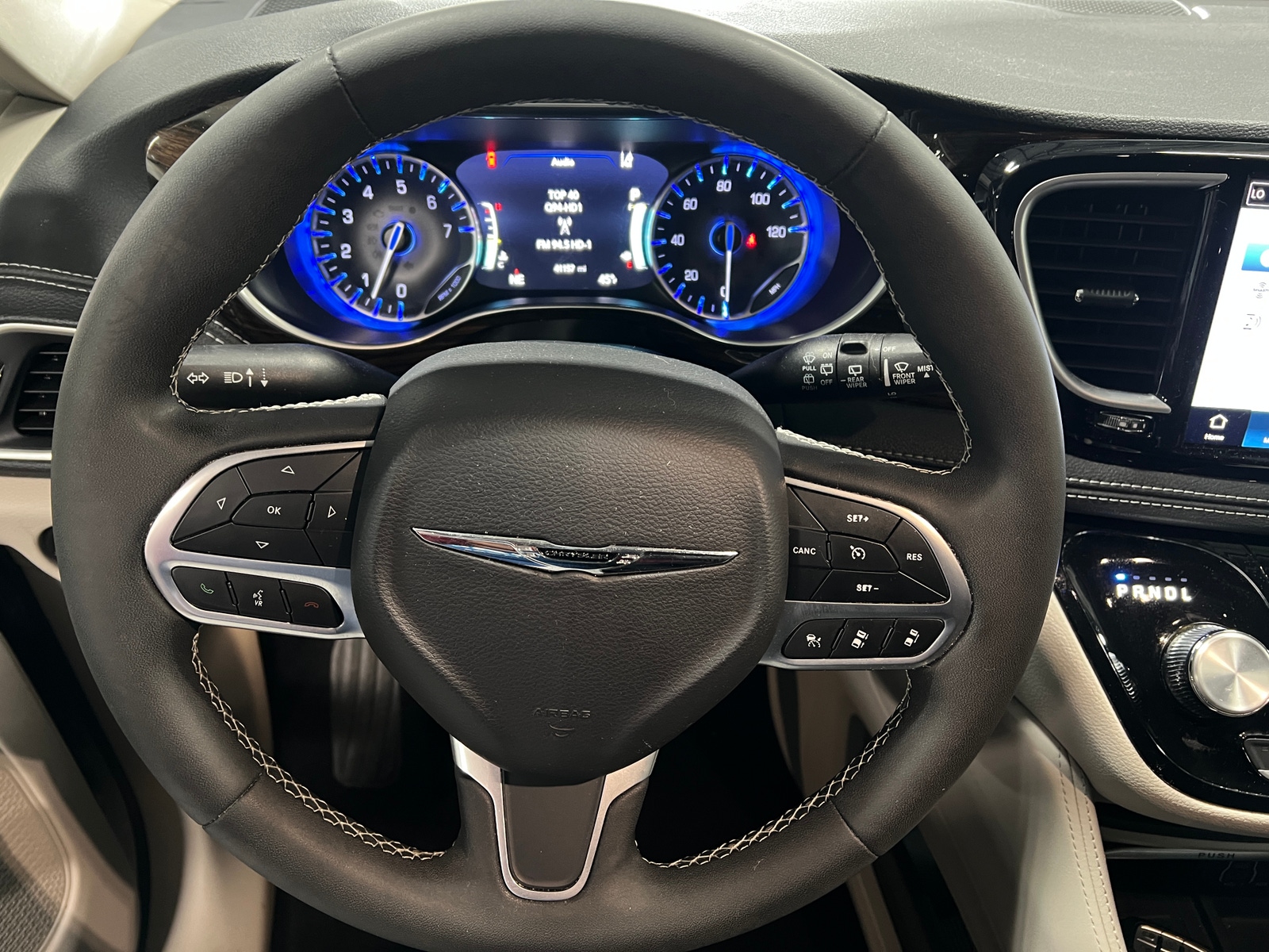 Thumbnail: 2023 Chrysler Pacifica - 4