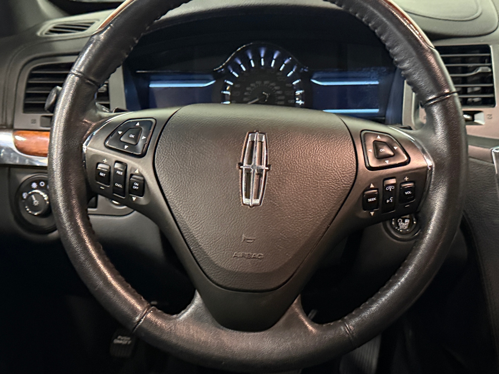 Thumbnail: 2015 Lincoln MKS - 4