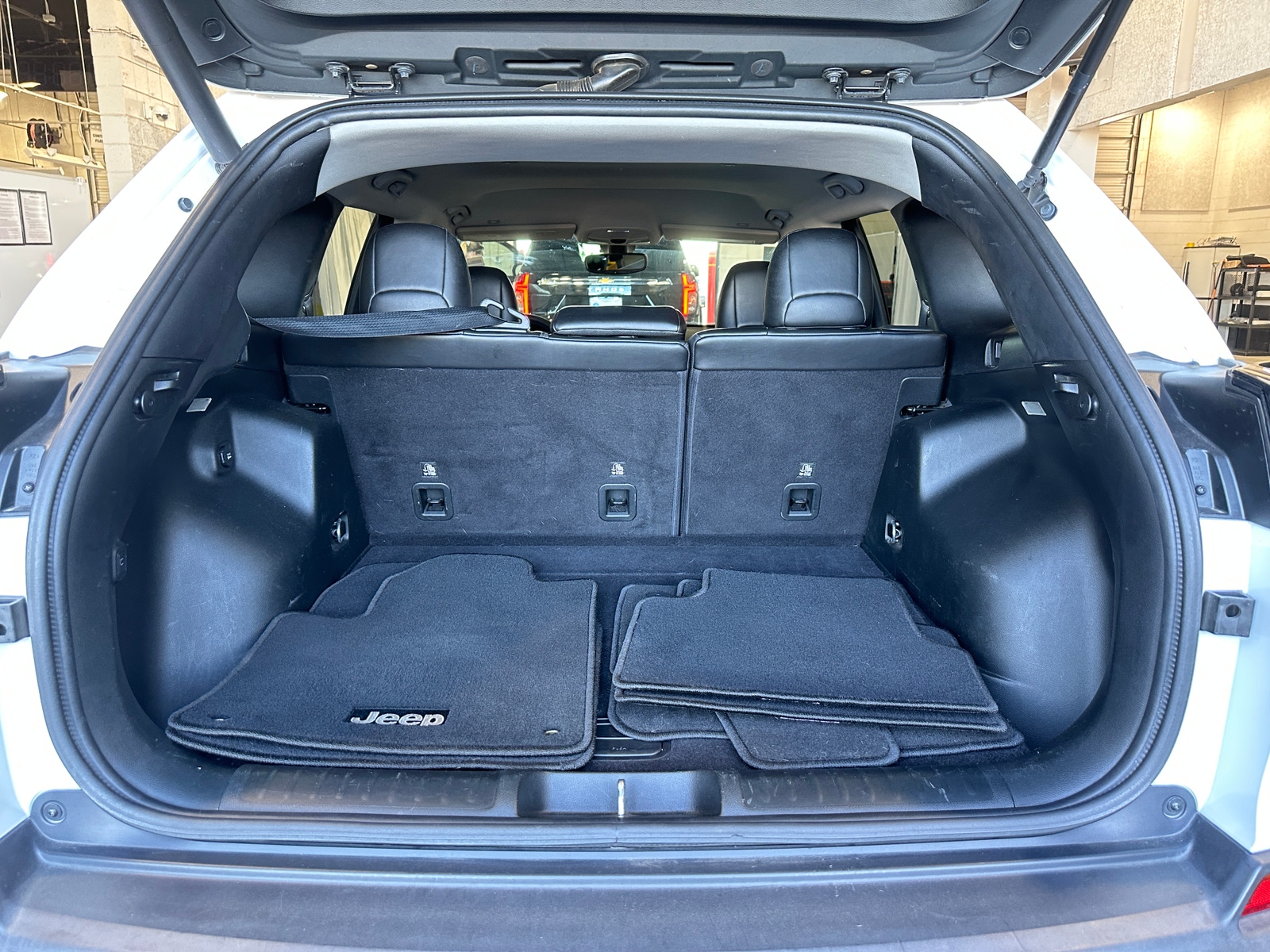 Thumbnail: 2019 Jeep Cherokee - 7