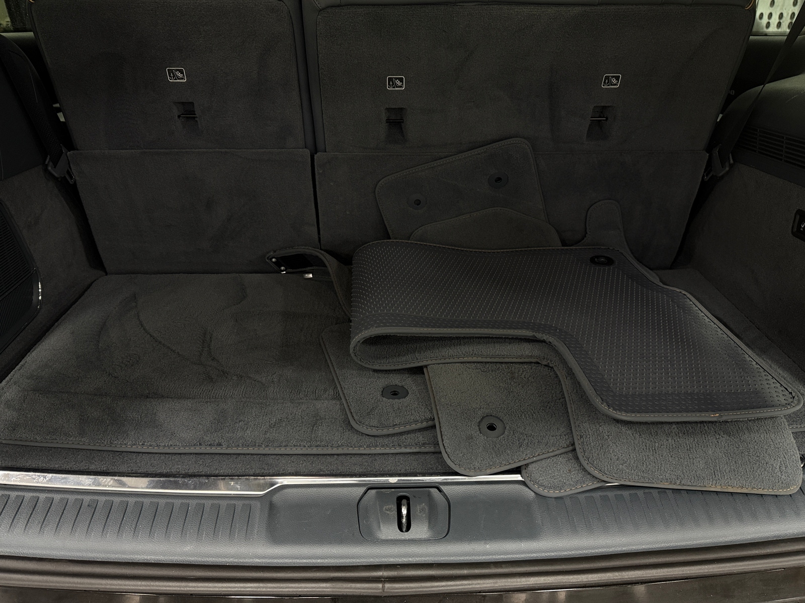 Thumbnail: 2022 Jeep Grand Wagoneer - 6