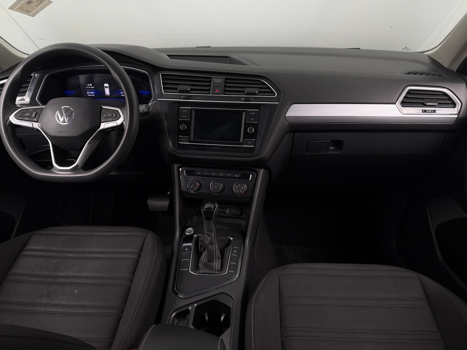 Thumbnail: 2022 Volkswagen Tiguan - 3