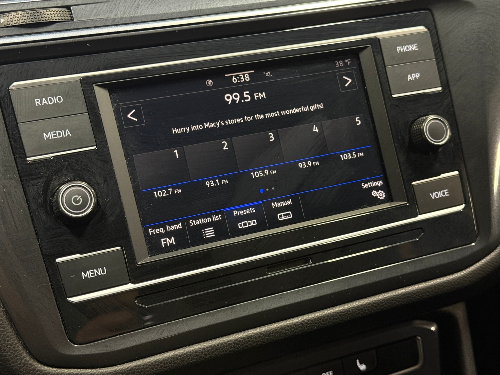 Thumbnail: 2022 Volkswagen Tiguan - 4