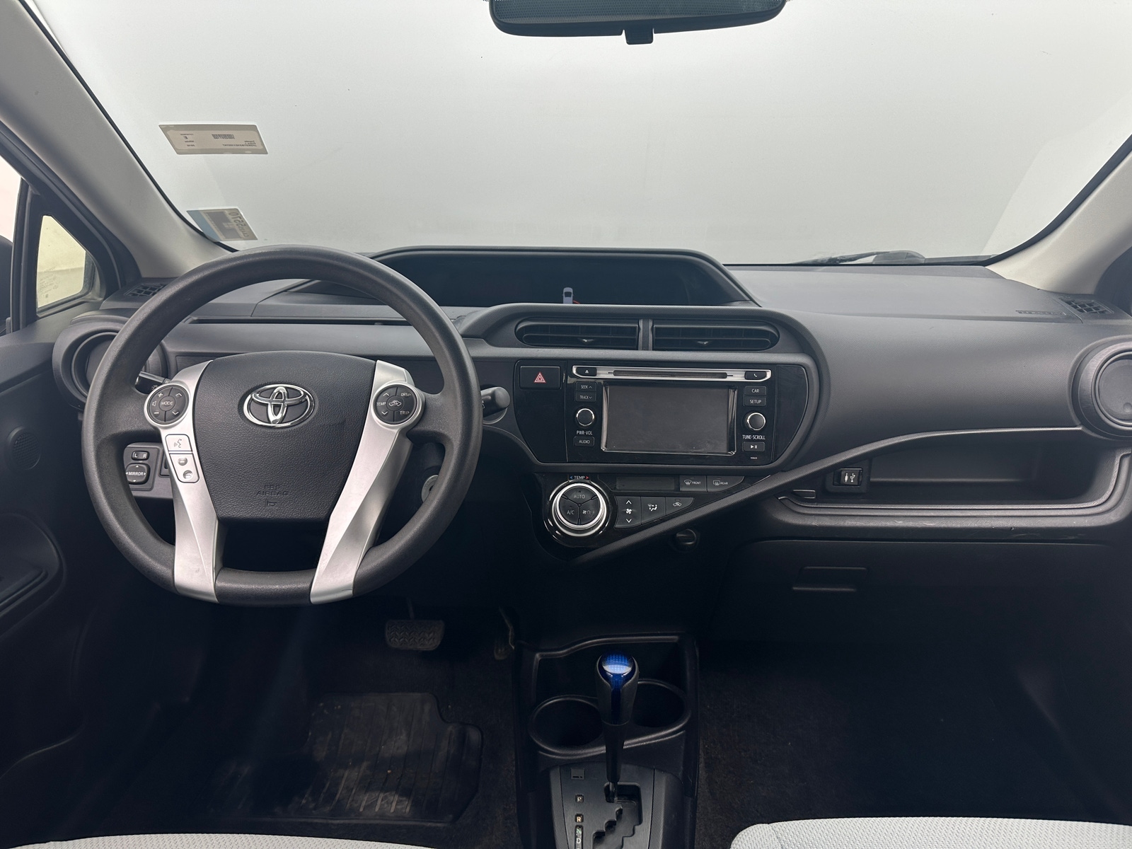 Thumbnail: 2016 Toyota Prius c - 3