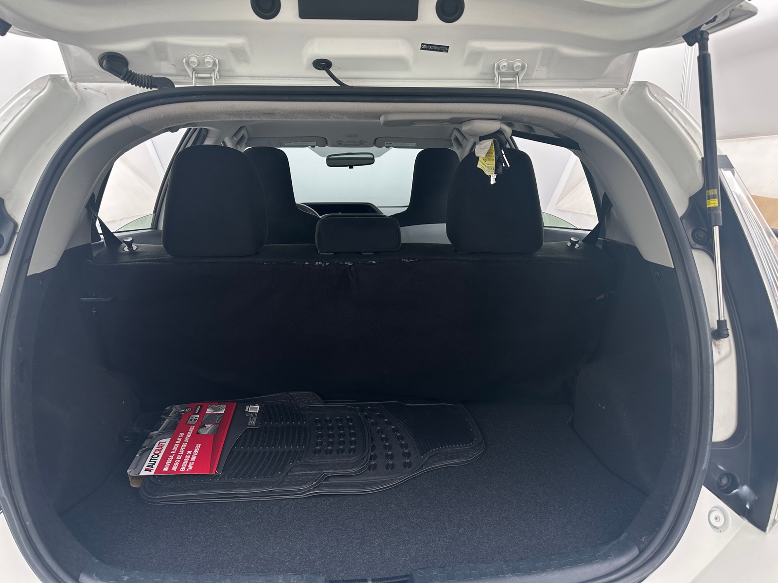 Thumbnail: 2016 Toyota Prius c - 6