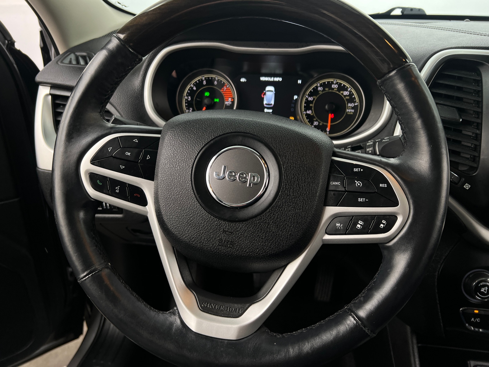 Thumbnail: 2017 Jeep Cherokee - 4