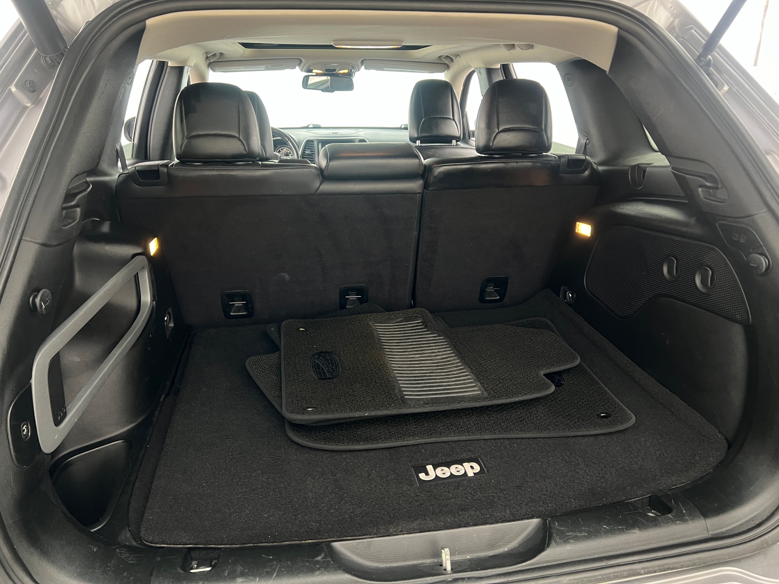 Thumbnail: 2017 Jeep Cherokee - 6