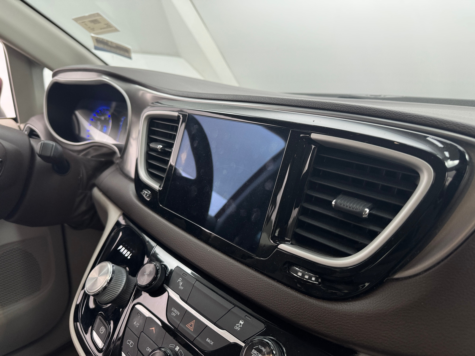 Thumbnail: 2017 Chrysler Pacifica - 4