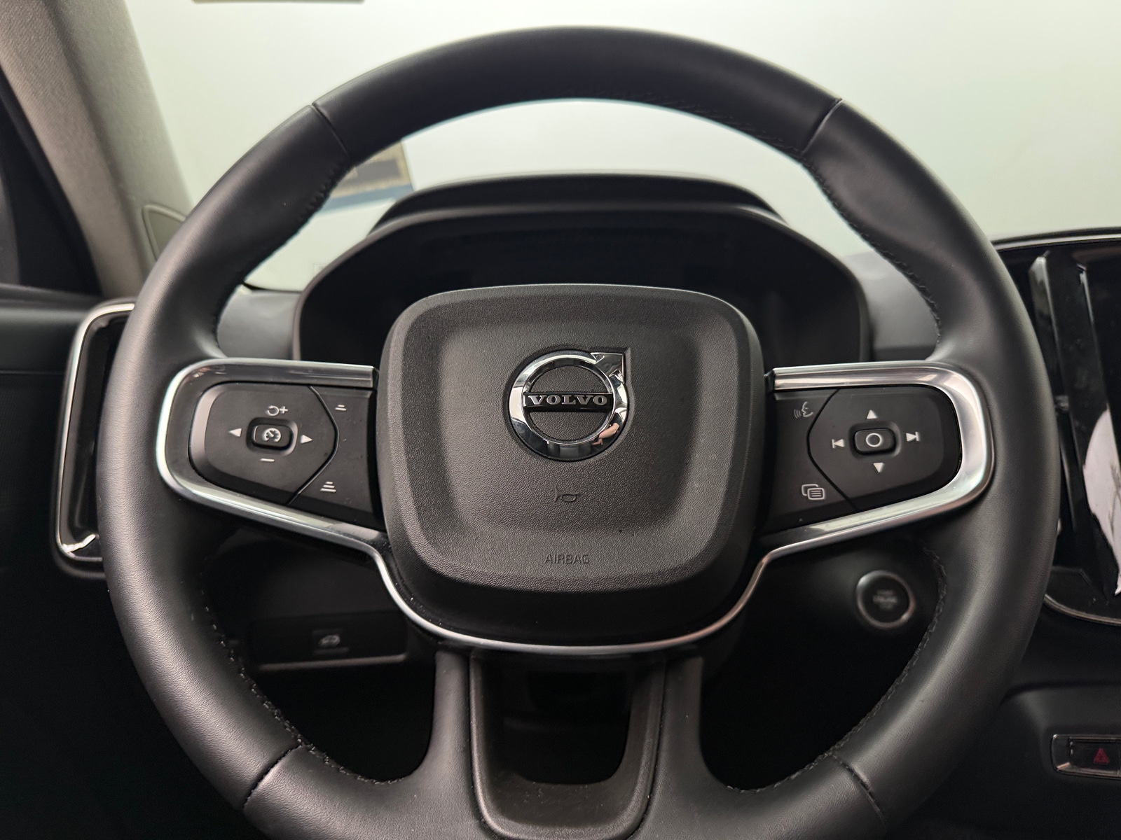 Thumbnail: 2025 Volvo XC40 - 4