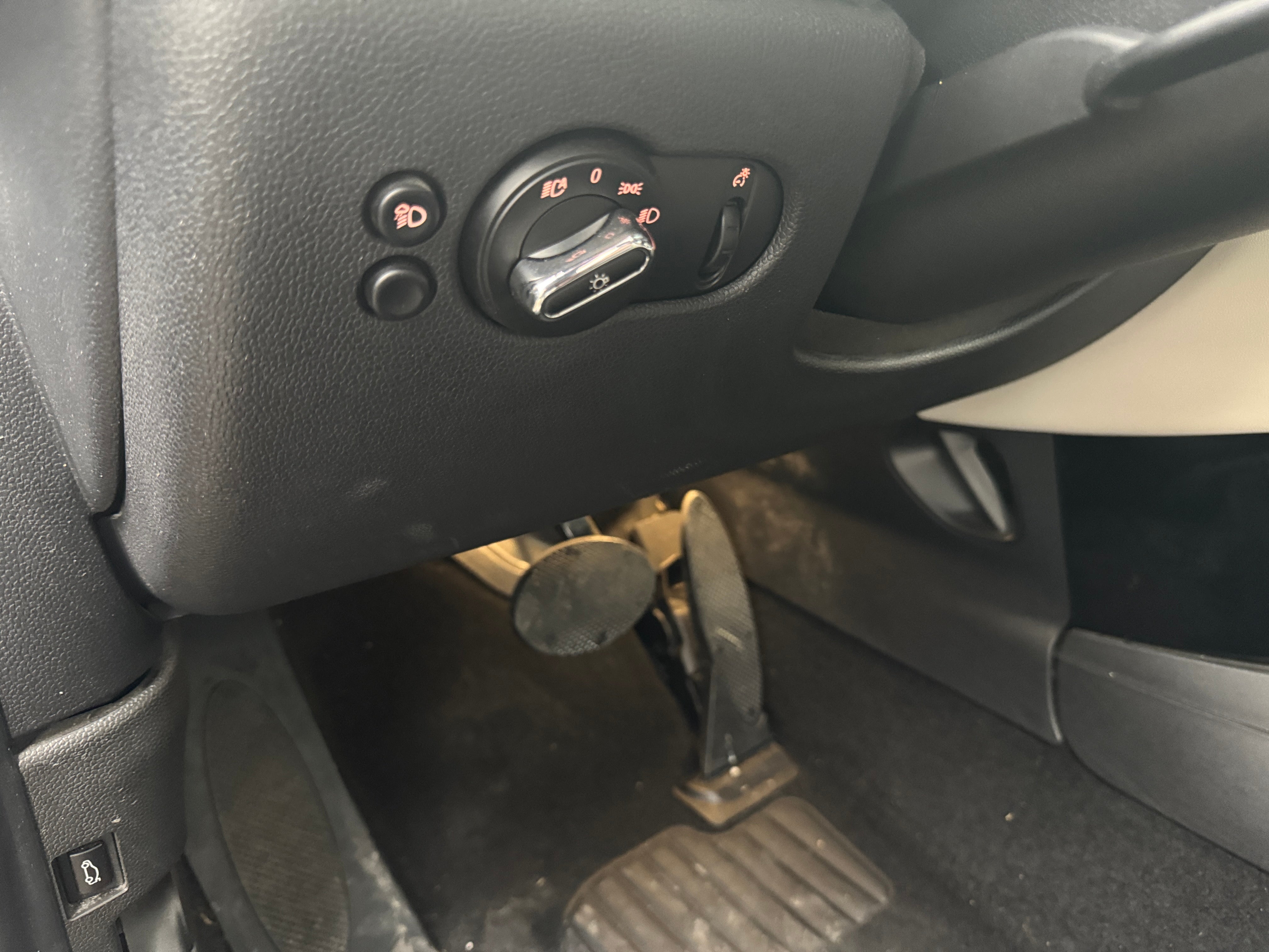 Used 2022 MINI Hardtop 2 Door SE with VIN WMW13DJ00N2P76347 for sale in Auburn, WA