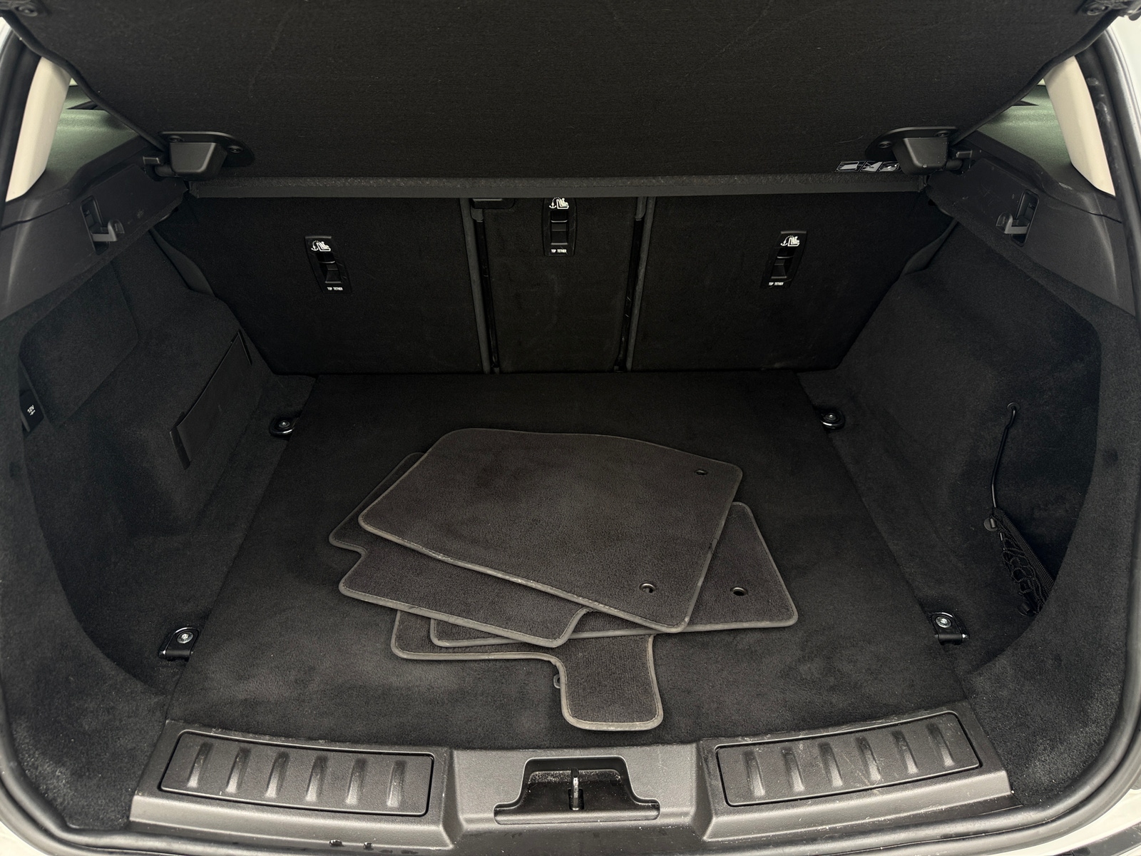 Thumbnail: 2020 Land Rover Range Rover Evoque - 6