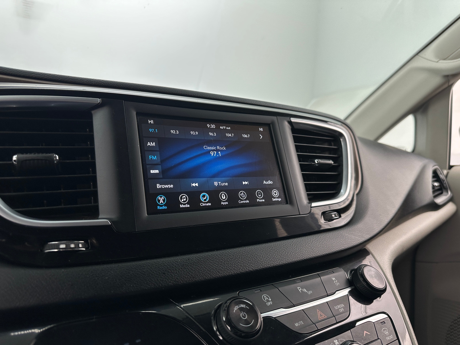 Thumbnail: 2019 Chrysler Pacifica - 3