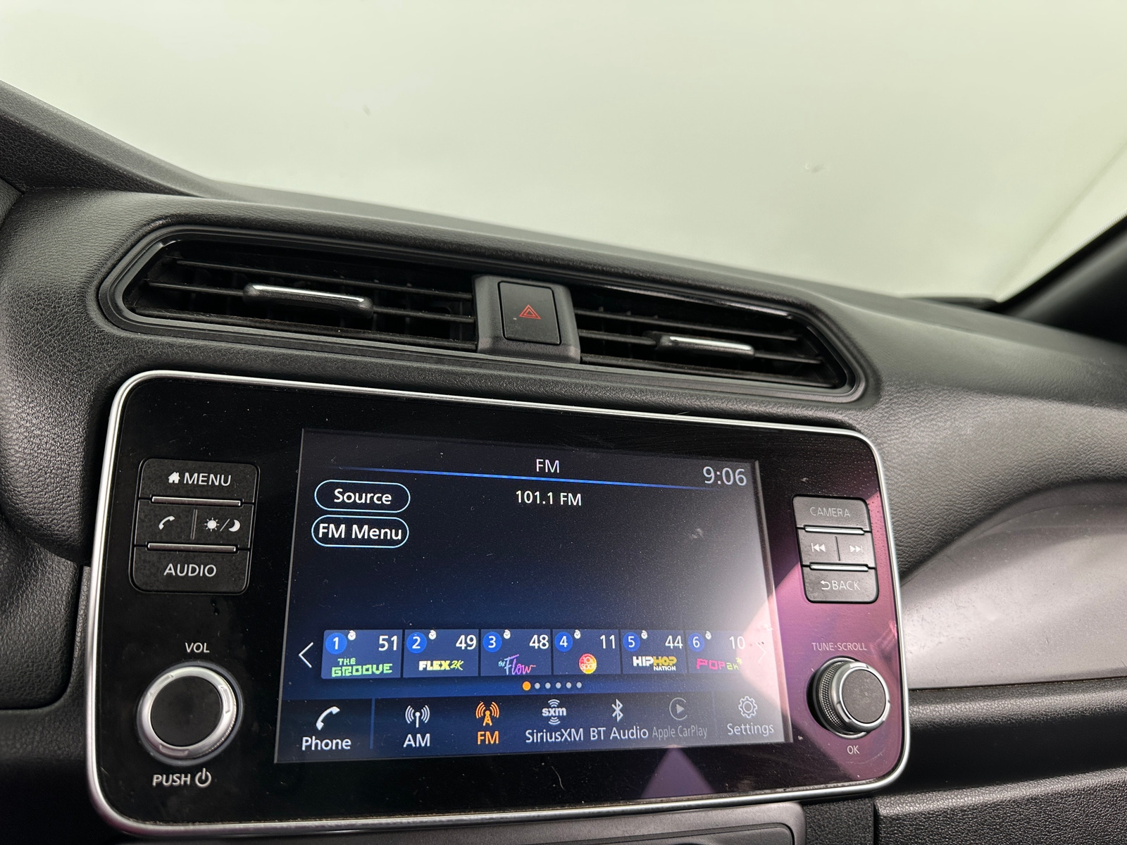 Thumbnail: 2022 Nissan Leaf - 4