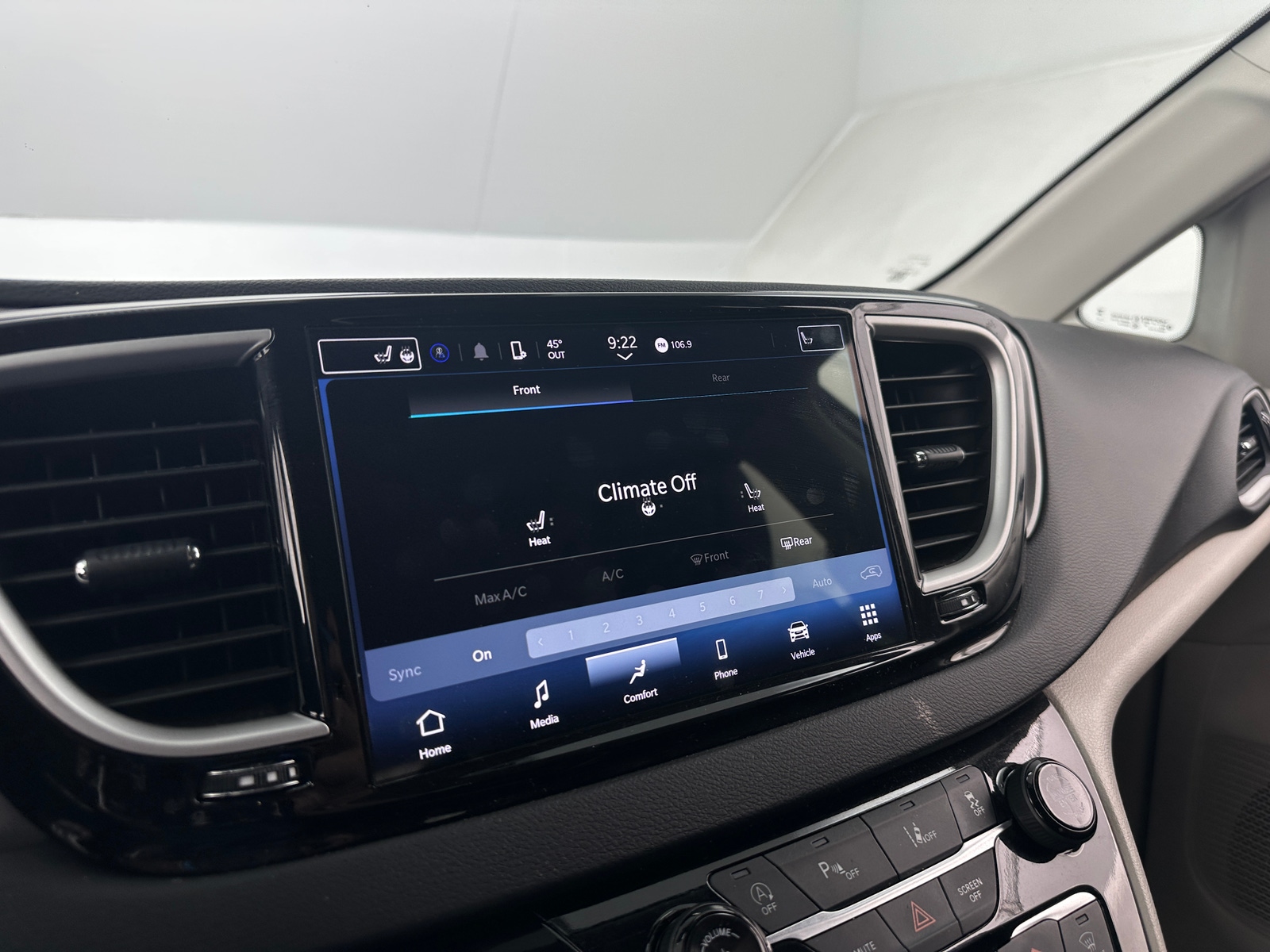 Thumbnail: 2024 Chrysler Pacifica - 3