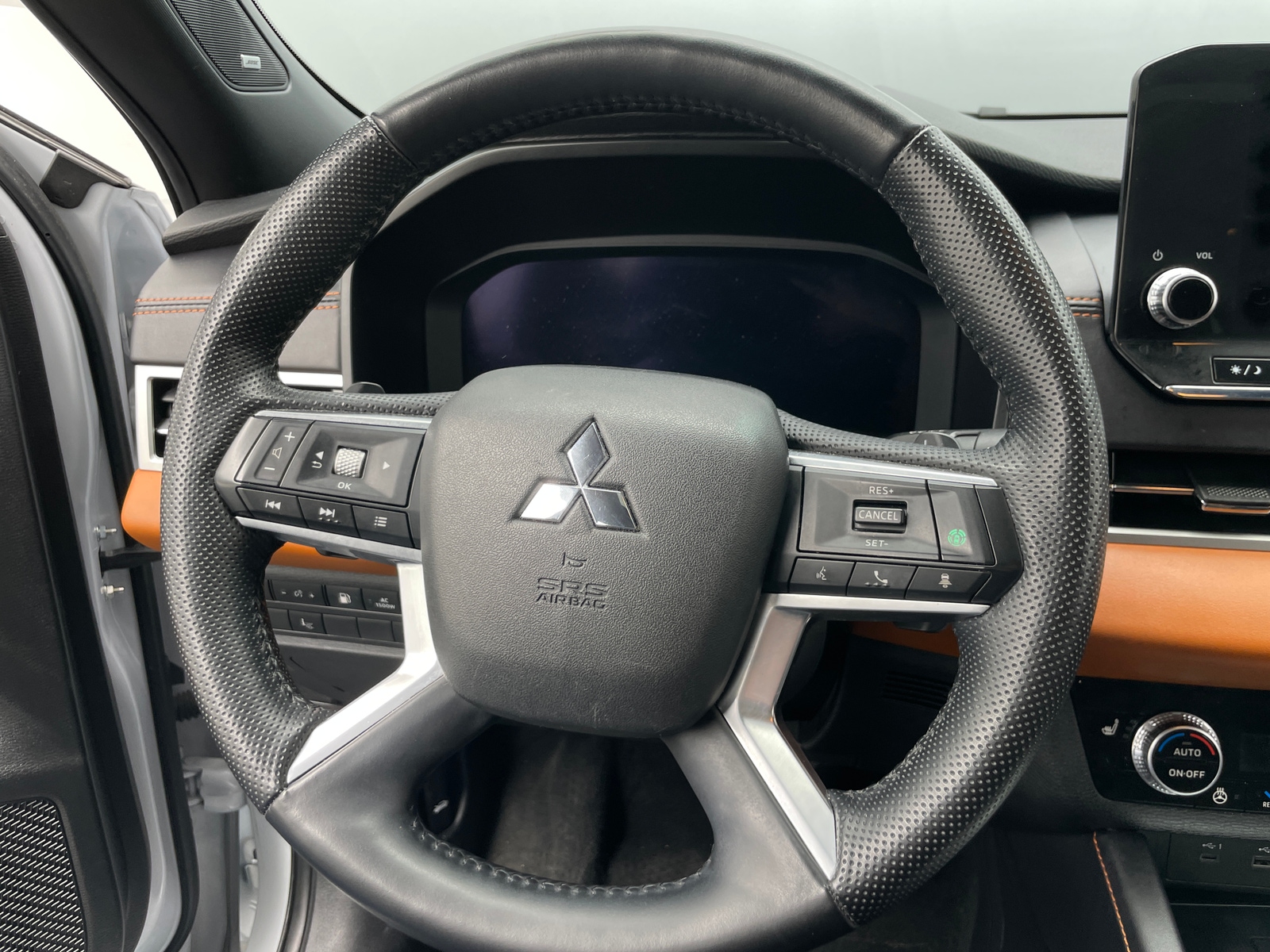 Thumbnail: 2023 Mitsubishi Outlander - 4