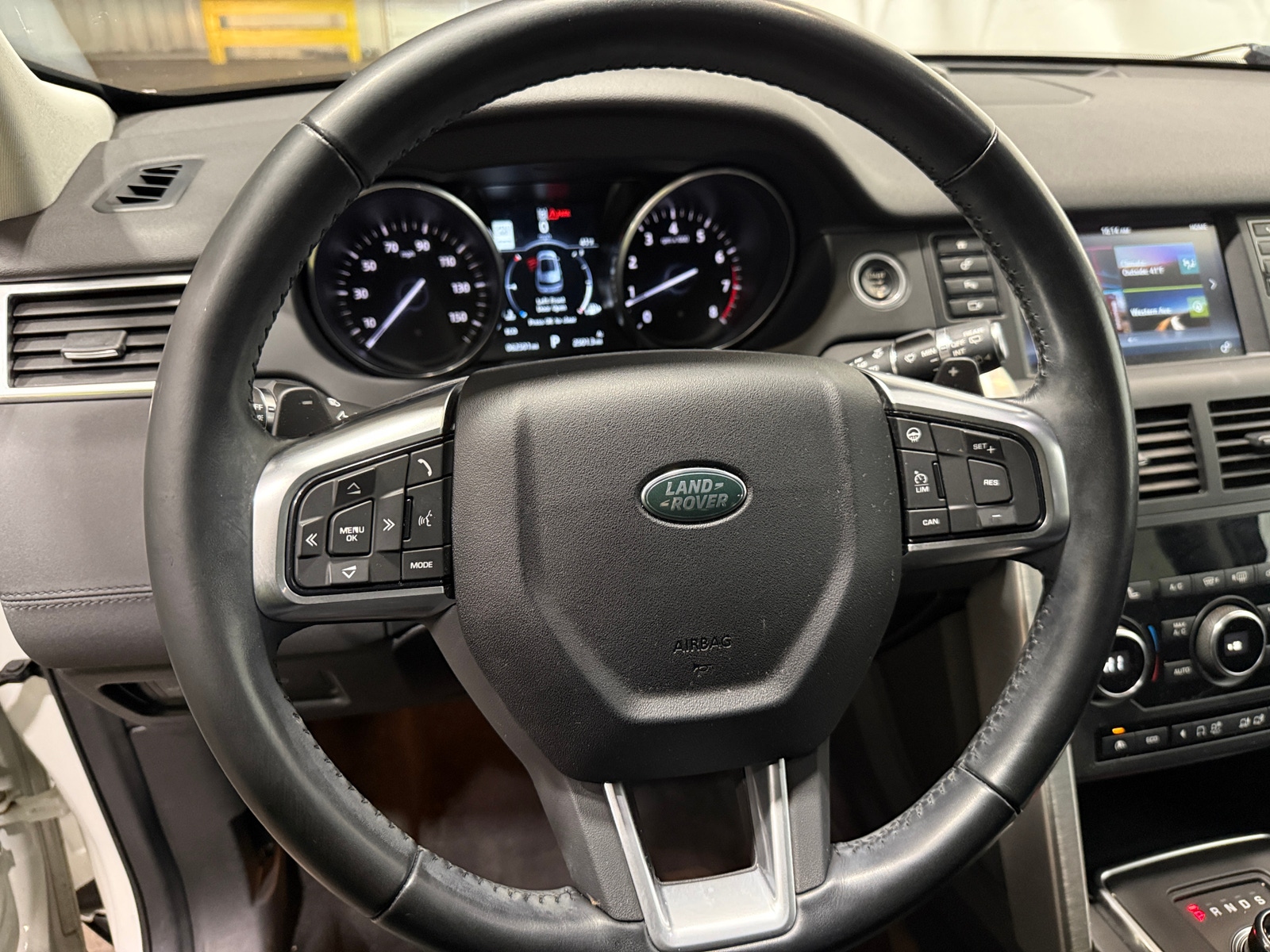 Thumbnail: 2017 Land Rover Discovery Sport - 4