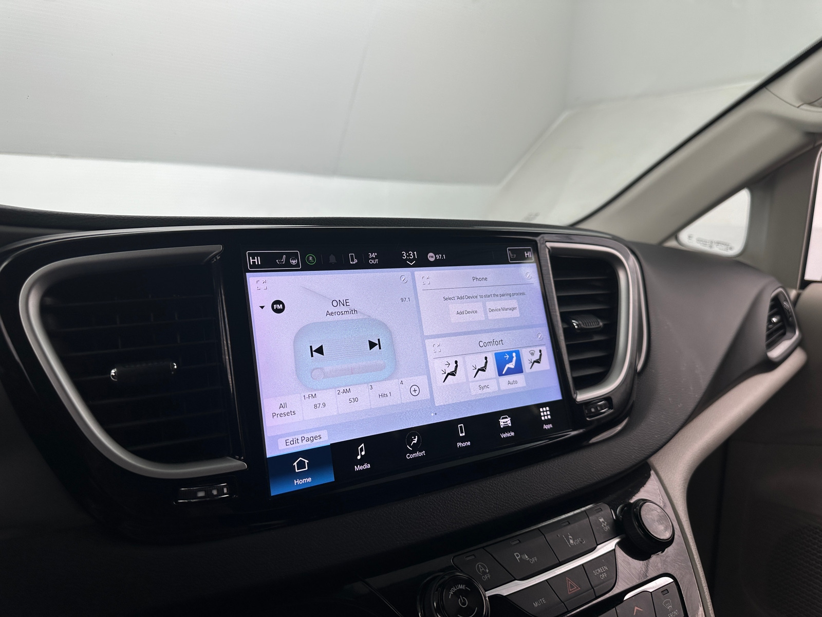 Thumbnail: 2024 Chrysler Pacifica - 3