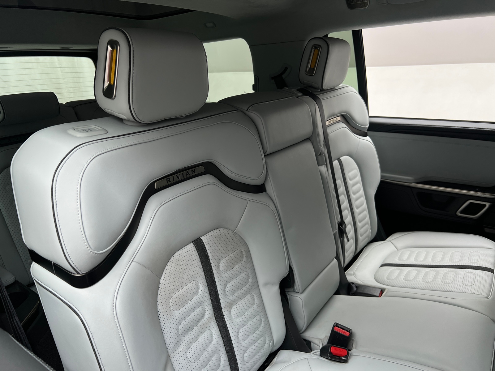 Thumbnail: 2024 Rivian R1S - 5