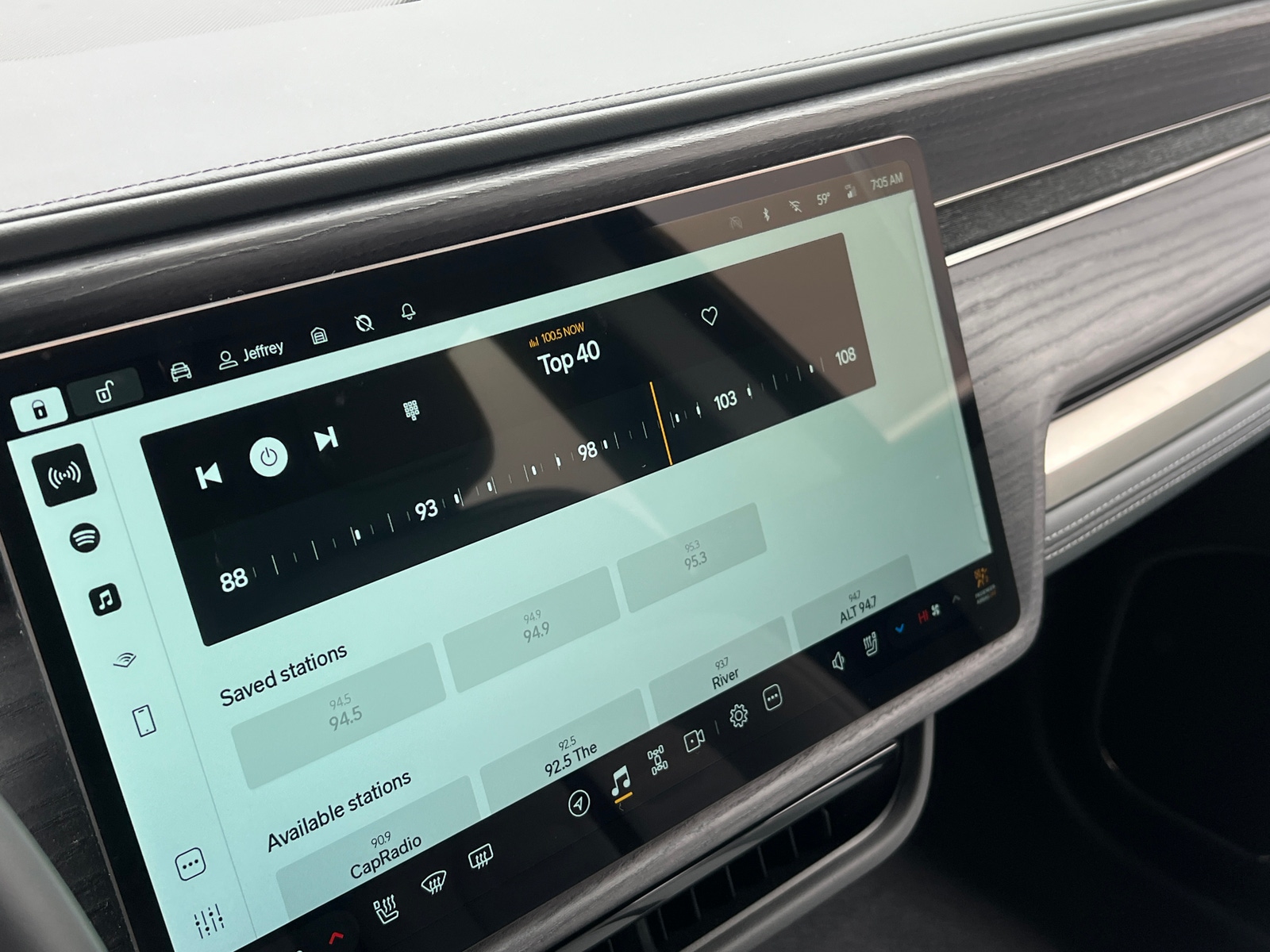 Thumbnail: 2024 Rivian R1S - 3