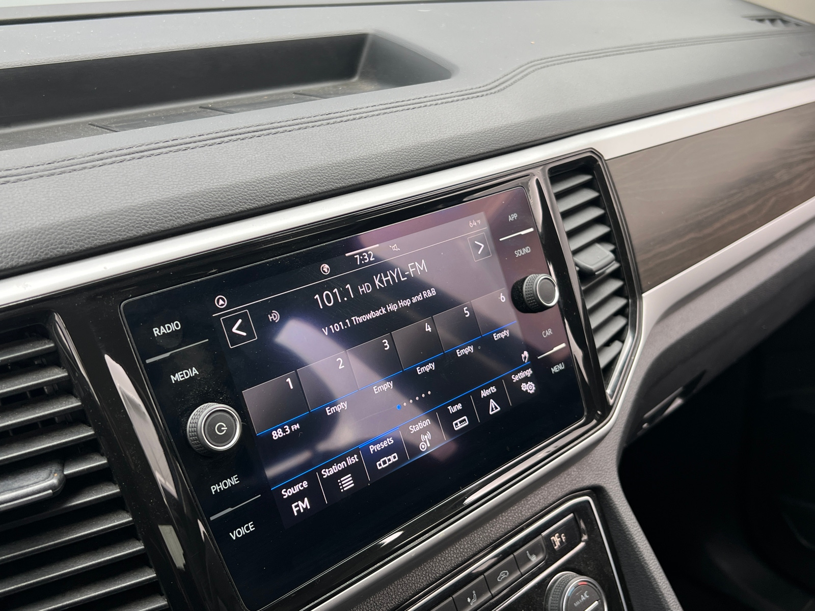 Thumbnail: 2022 Volkswagen Atlas - 3