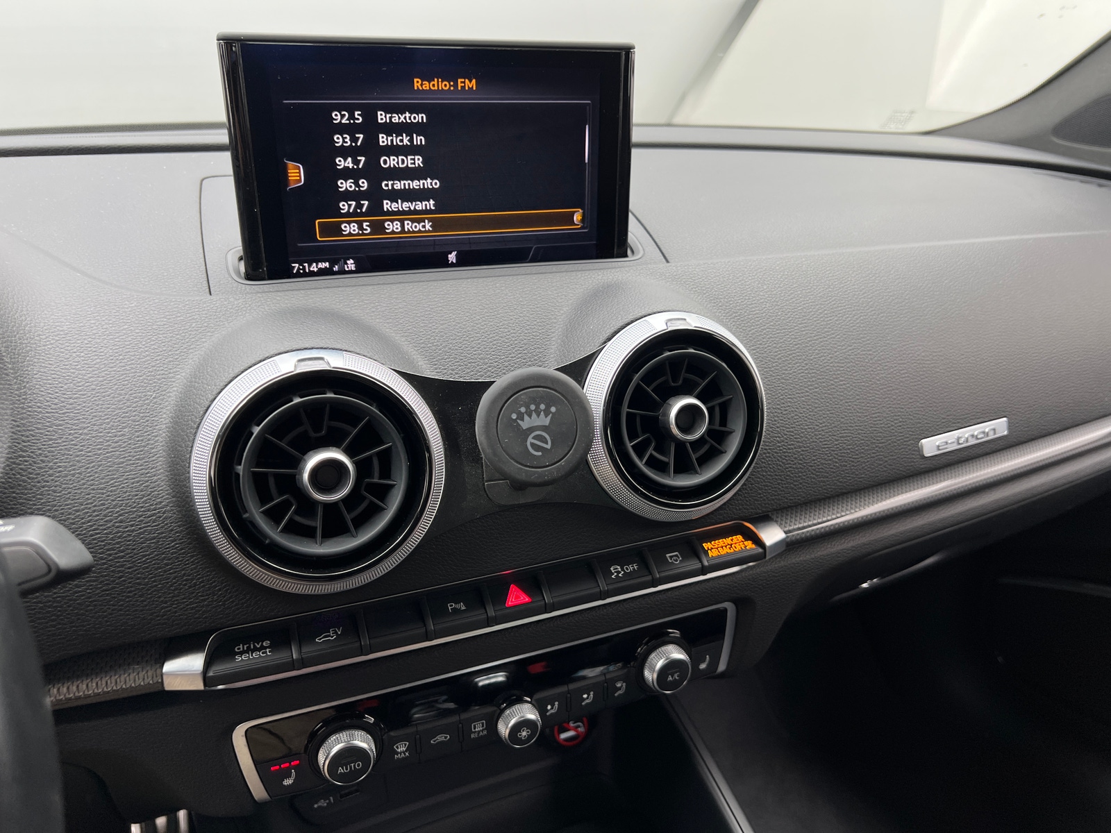 Thumbnail: 2018 Audi A3 e-tron - 3