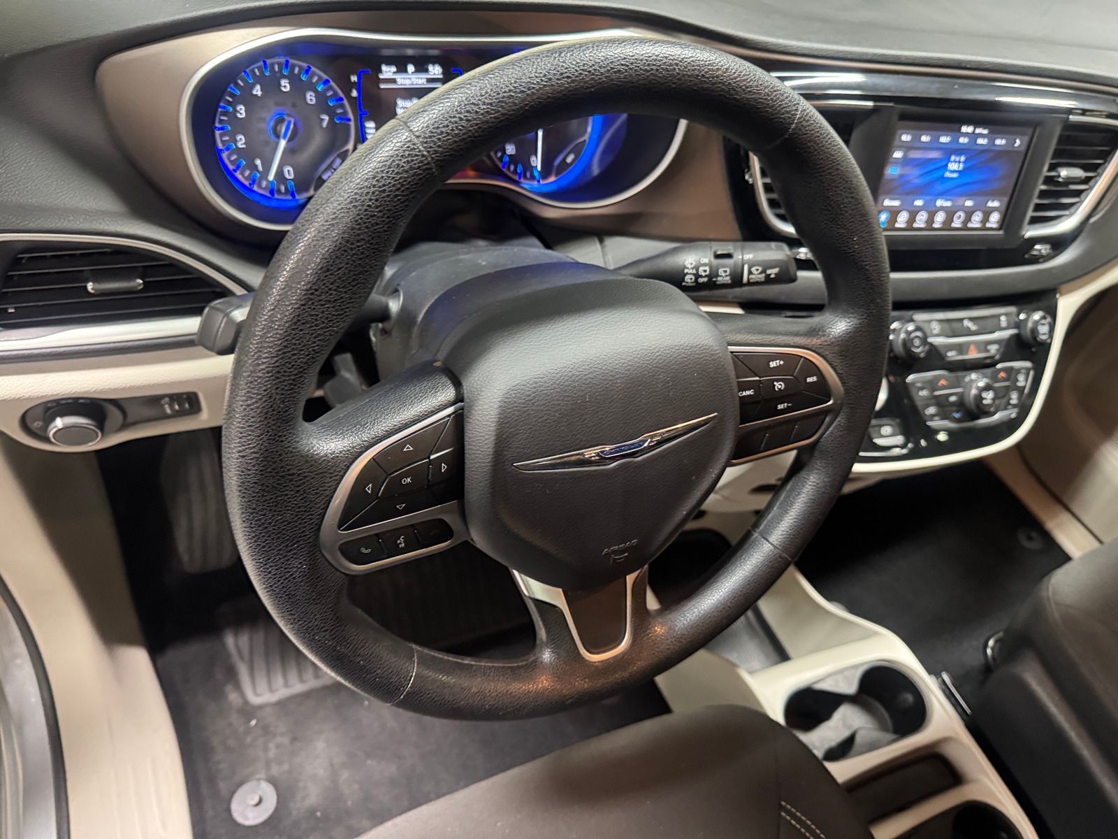 Thumbnail: 2020 Chrysler Voyager - 5