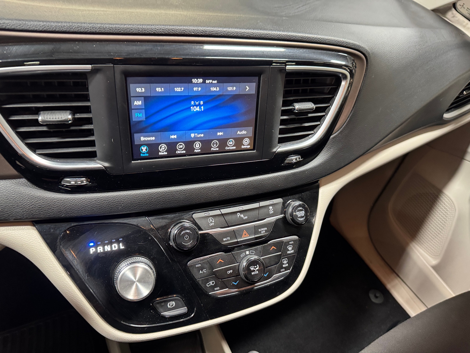 Thumbnail: 2020 Chrysler Voyager - 4