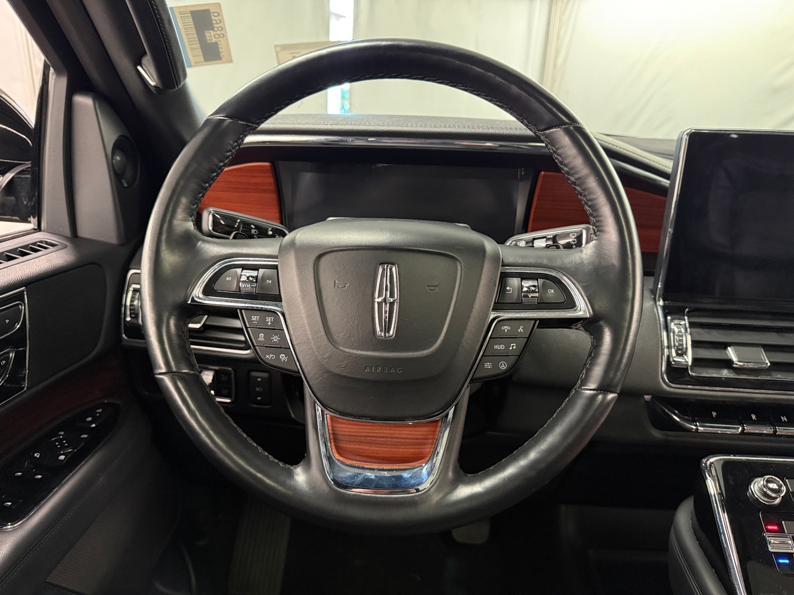 Thumbnail: 2024 Lincoln Navigator - 4