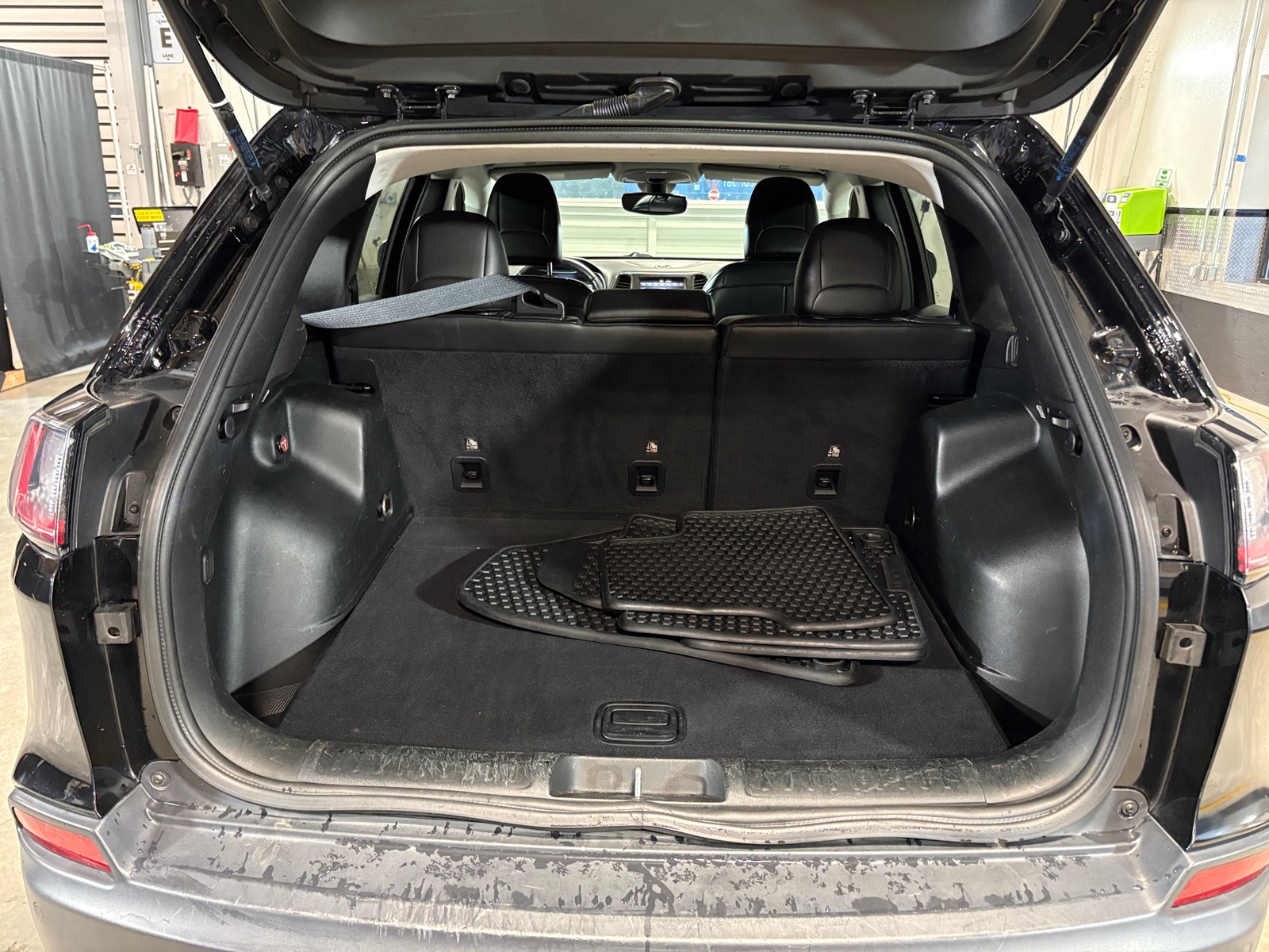 Thumbnail: 2019 Jeep Cherokee - 7