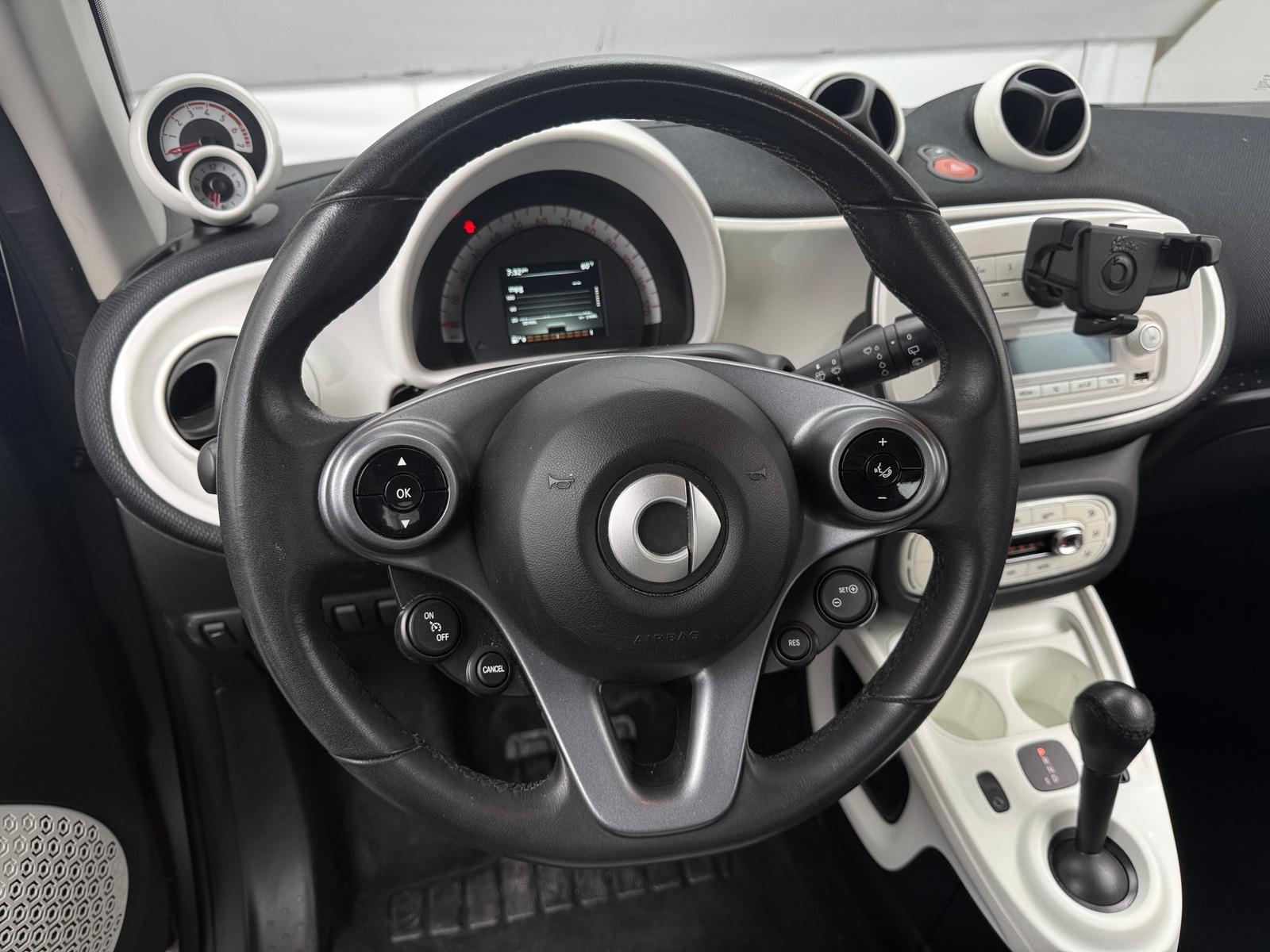 Thumbnail: 2017 smart fortwo - 5