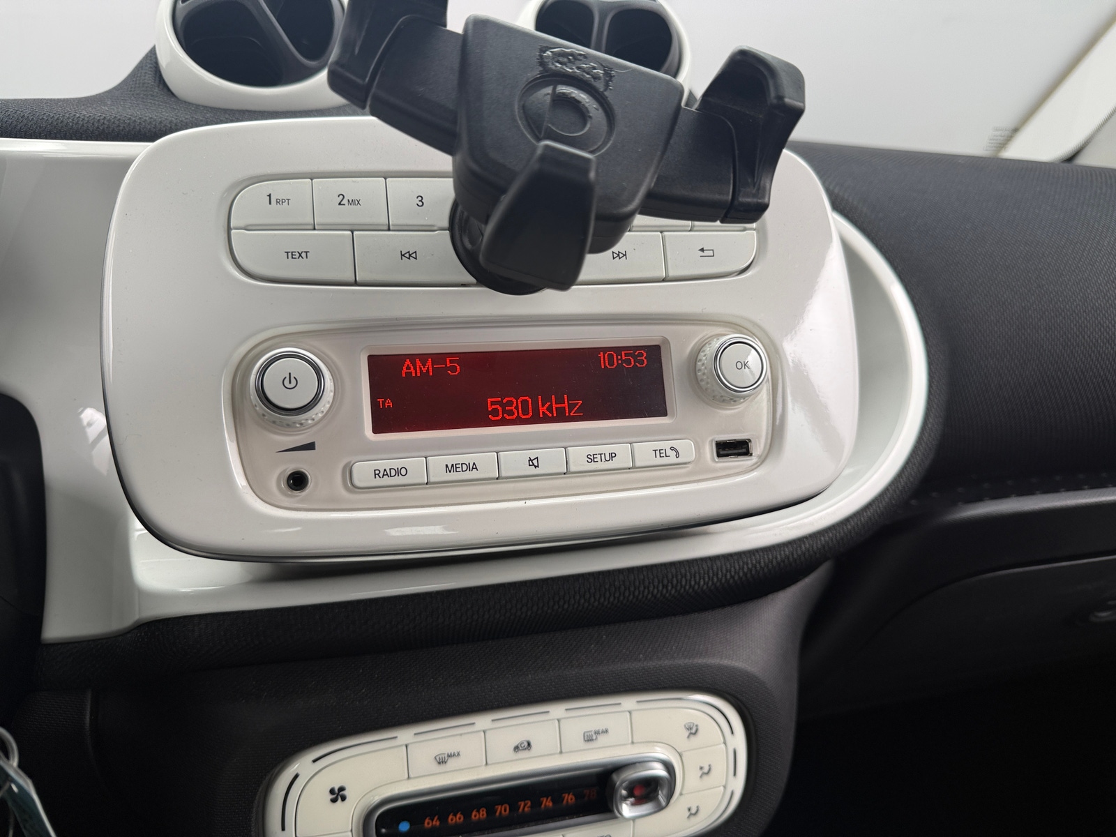 Thumbnail: 2017 smart fortwo - 4