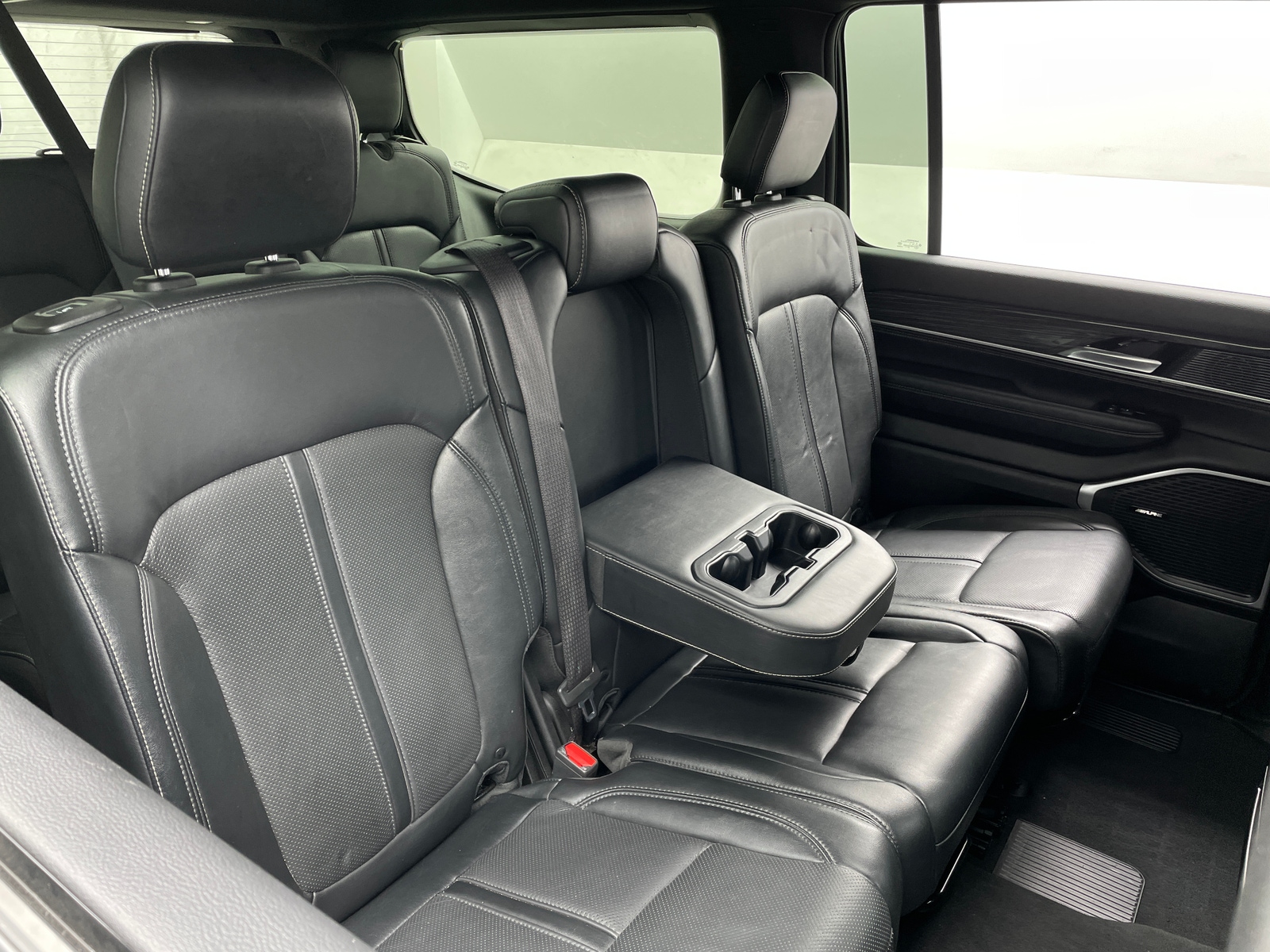 Thumbnail: 2022 Jeep Wagoneer - 6