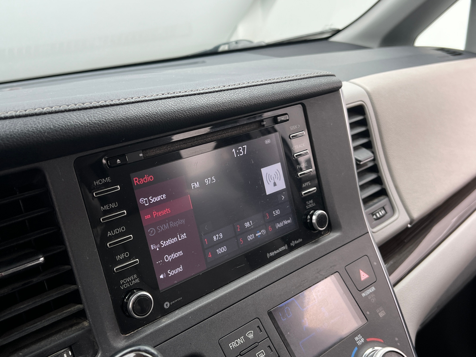 Thumbnail: 2018 Toyota Sienna - 3