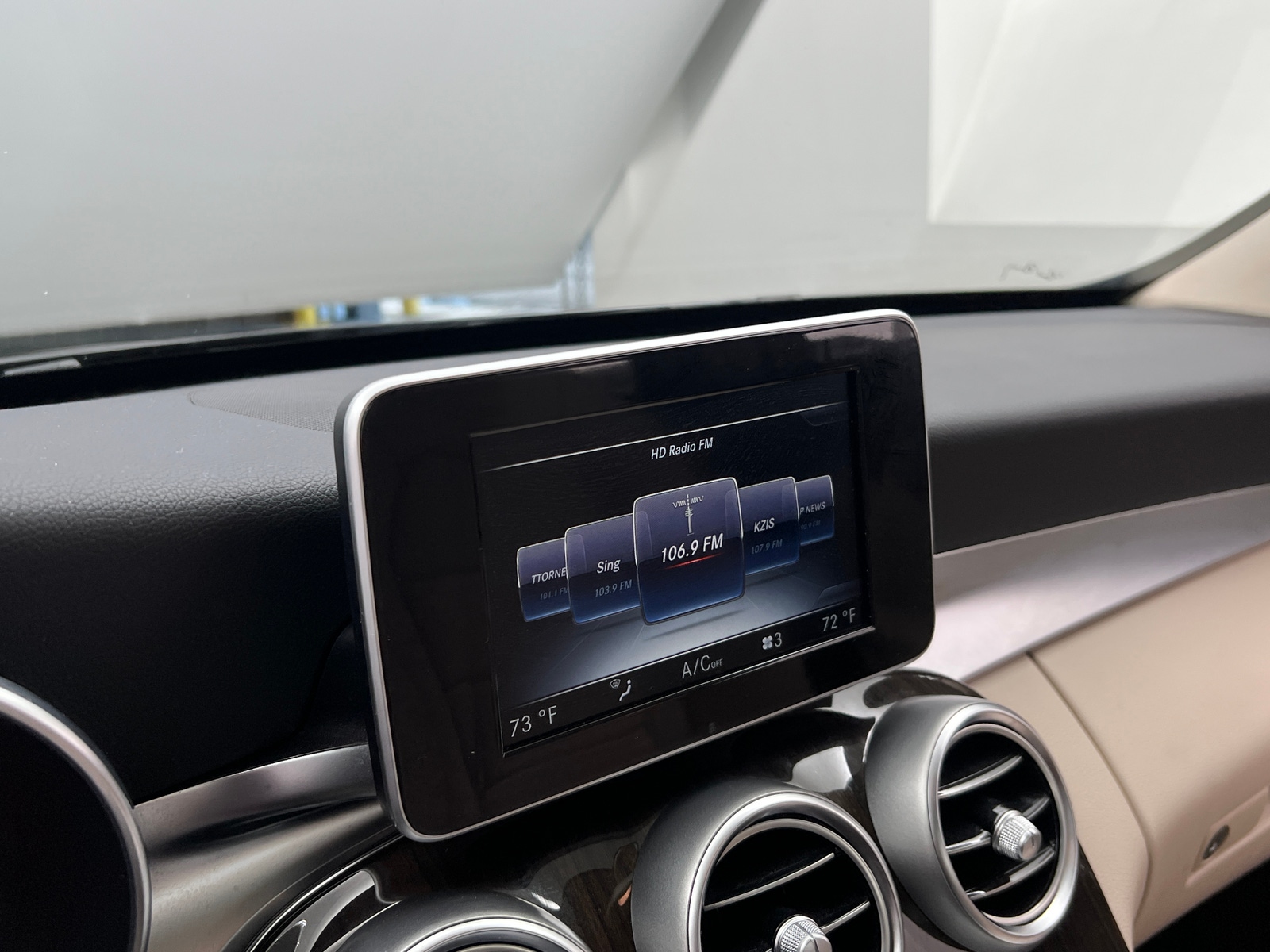 Thumbnail: 2015 Mercedes-Benz C-Class - 3