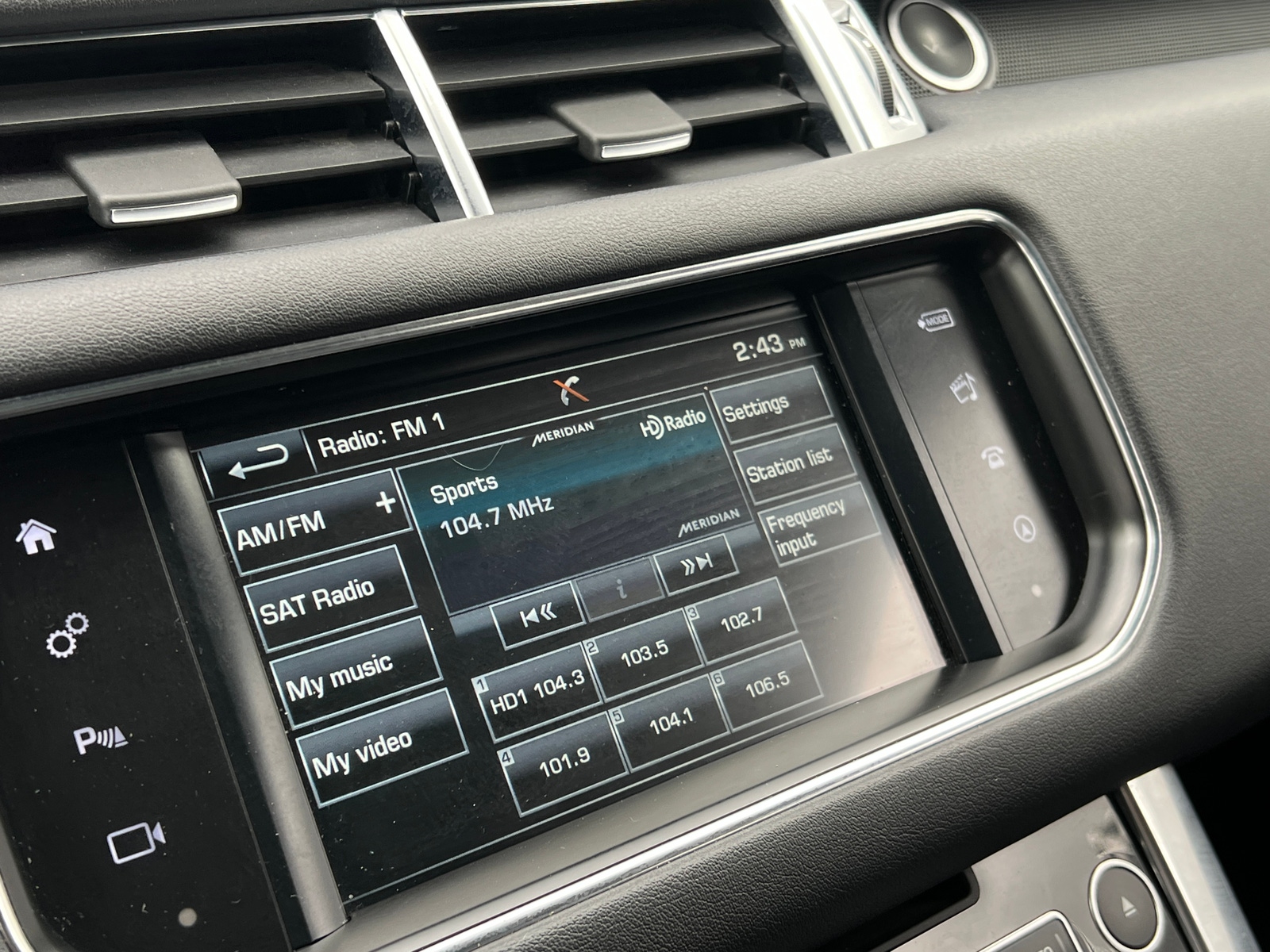 Thumbnail: 2016 Land Rover Range Rover Sport - 3