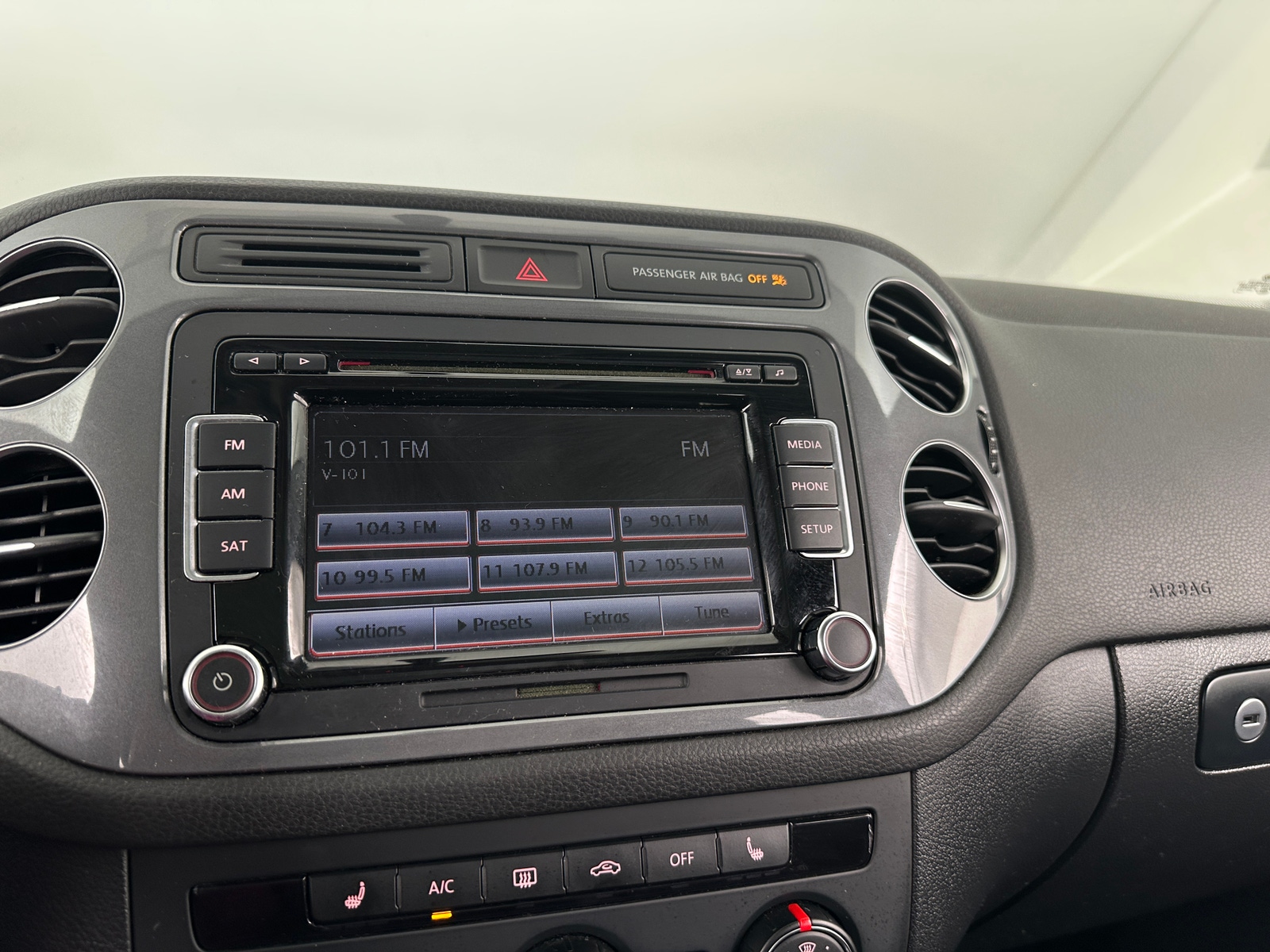 Thumbnail: 2015 Volkswagen Tiguan - 4