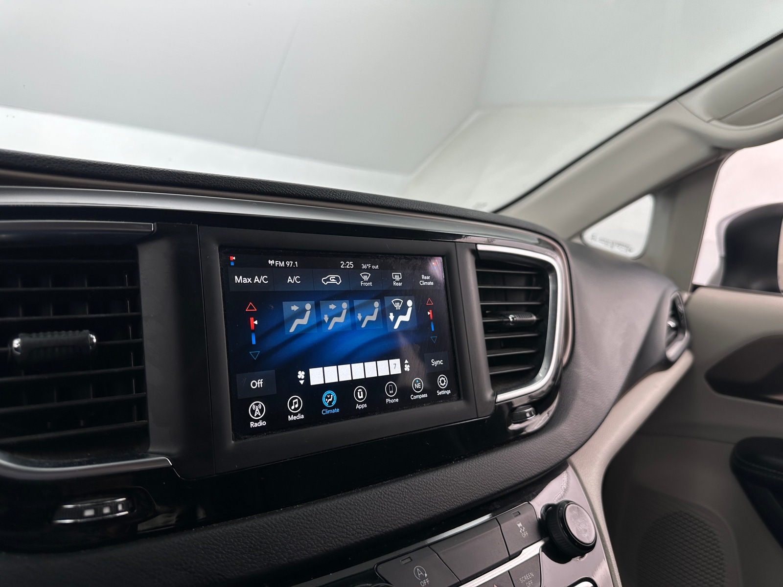 Thumbnail: 2020 Chrysler Voyager - 3