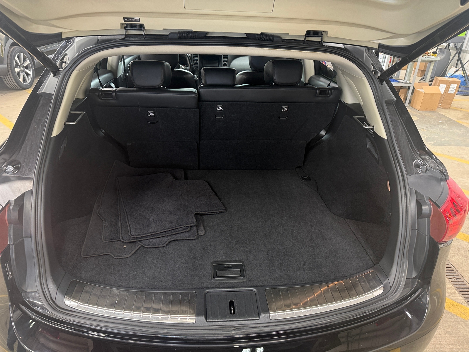 Thumbnail: 2017 INFINITI QX70 - 6