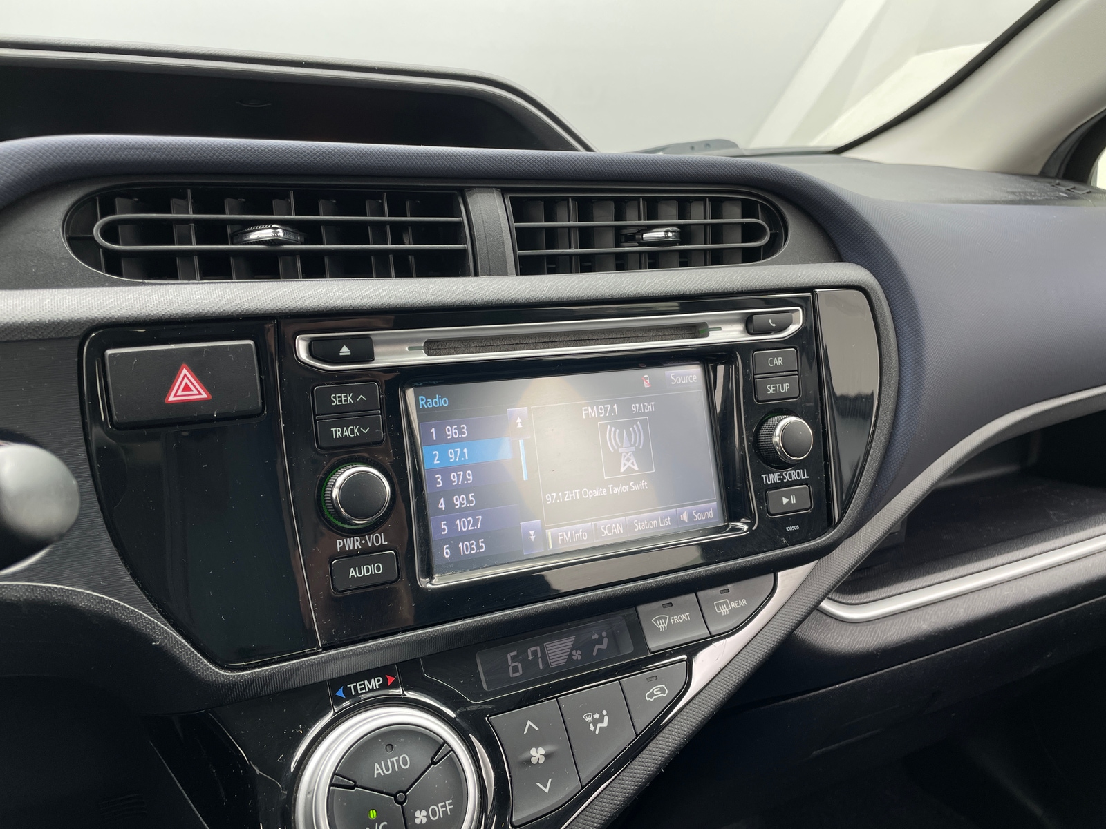 Thumbnail: 2015 Toyota Prius c - 4