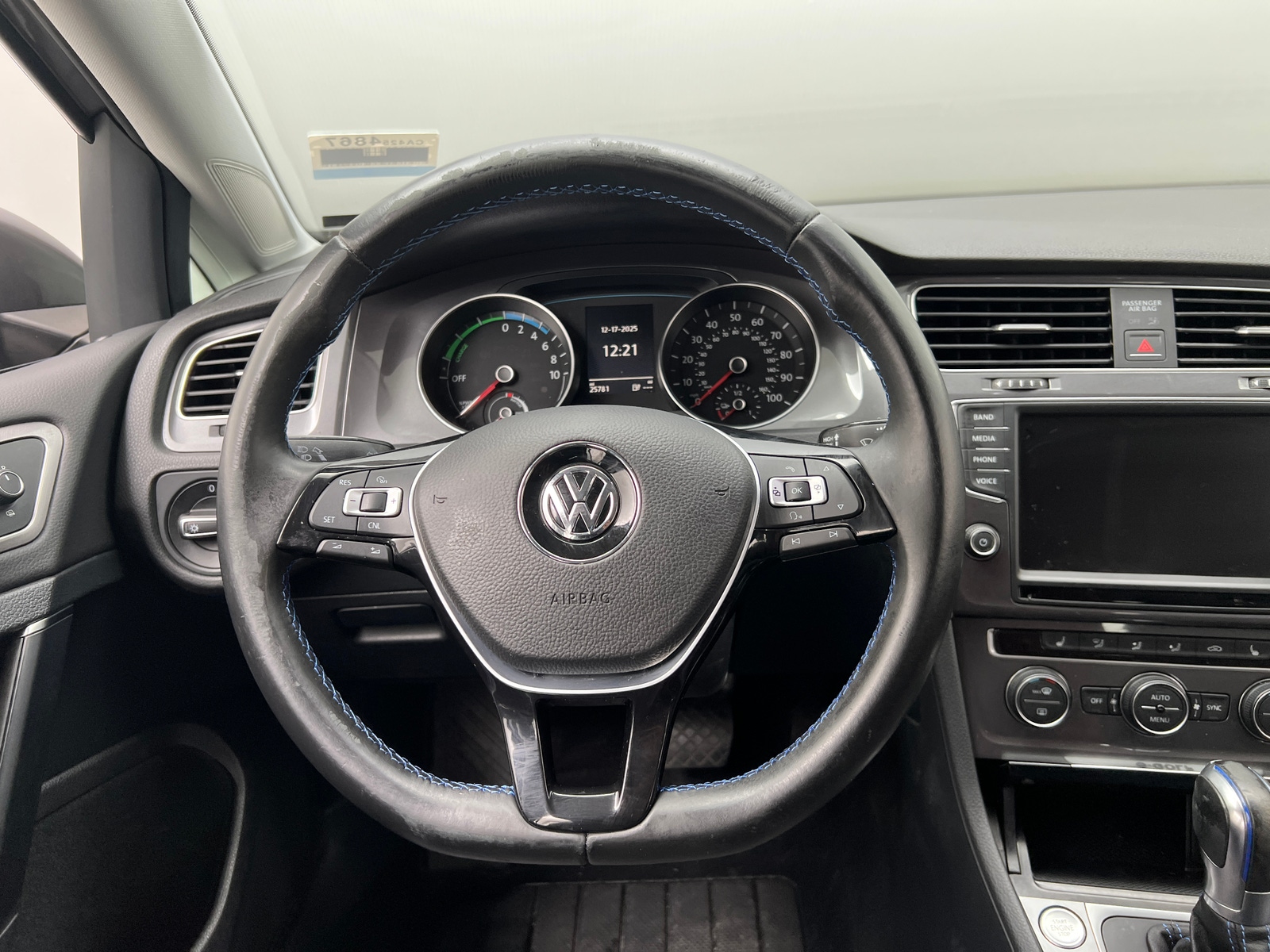 Thumbnail: 2016 Volkswagen e-Golf - 4
