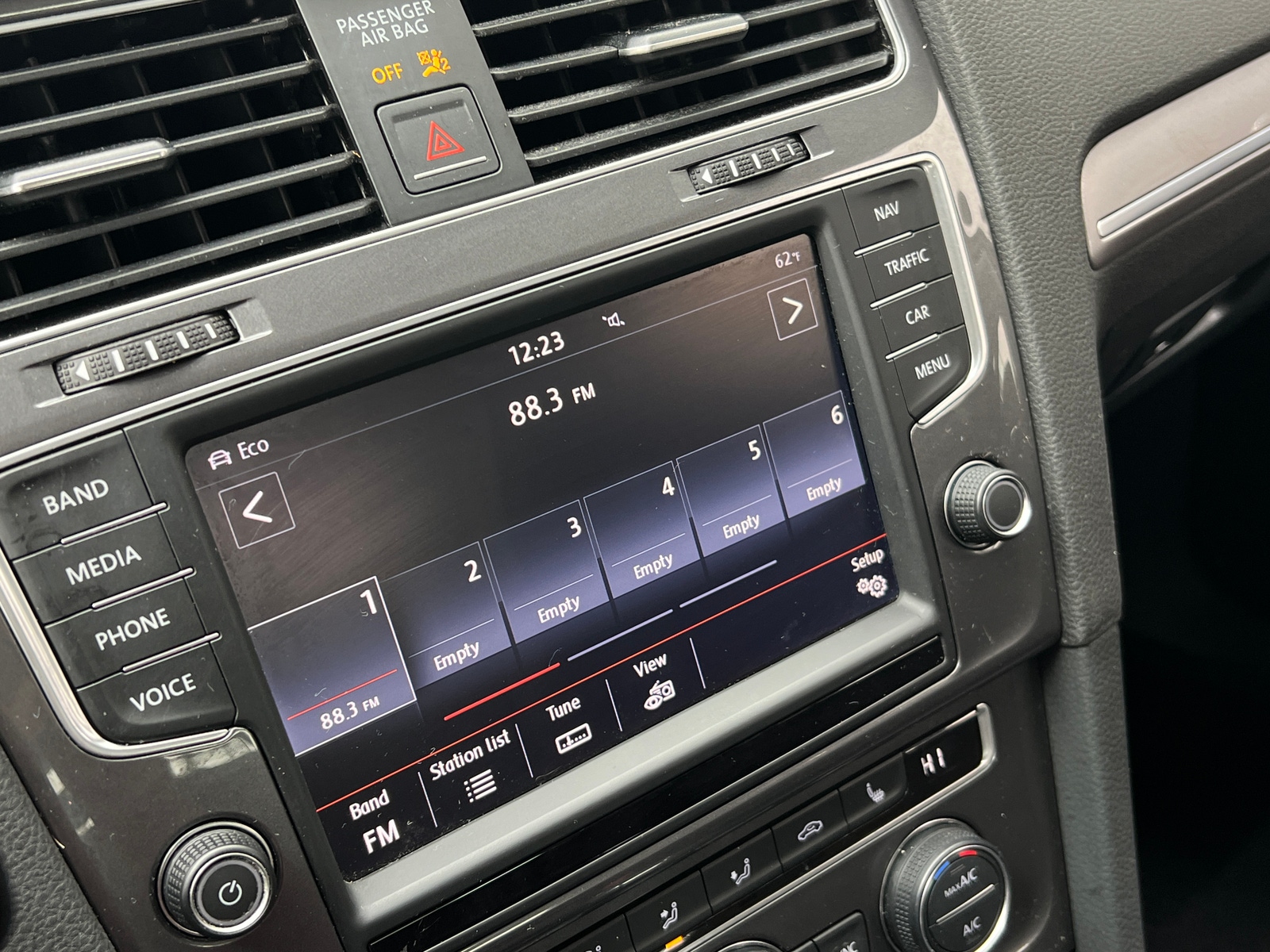 Thumbnail: 2016 Volkswagen e-Golf - 3