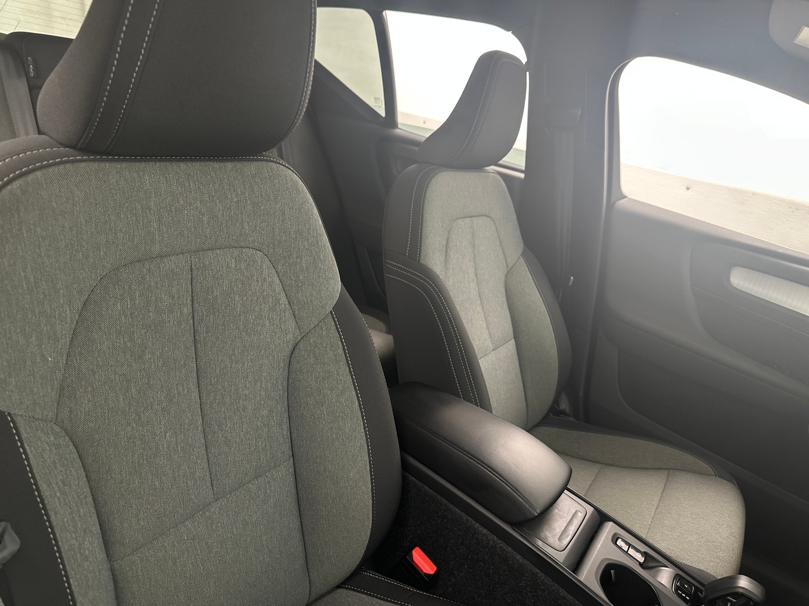 Thumbnail: 2025 Volvo XC40 - 2