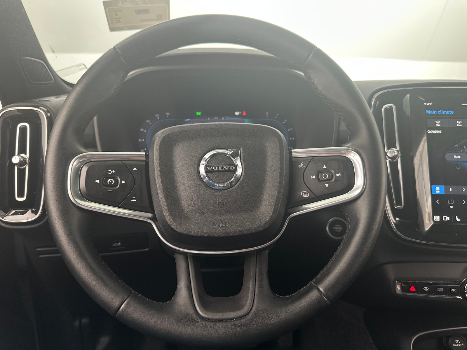 Thumbnail: 2025 Volvo XC40 - 5