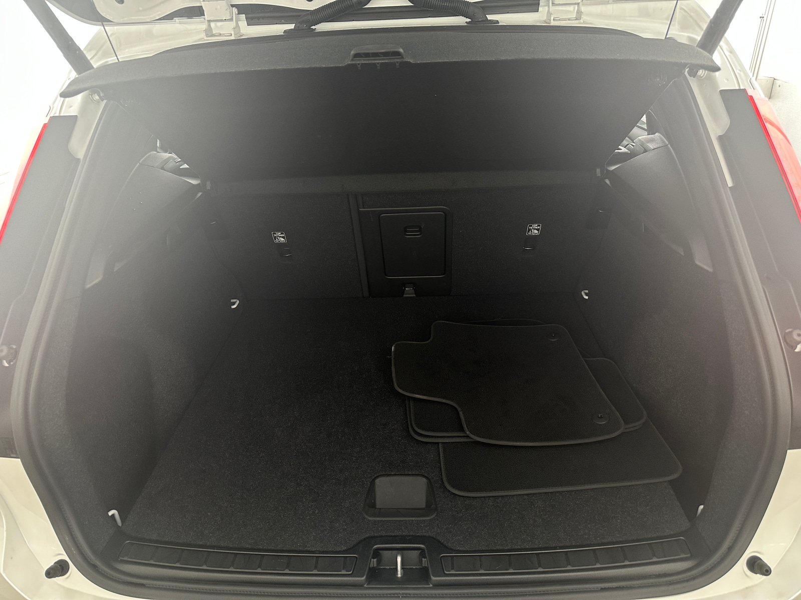 Thumbnail: 2025 Volvo XC40 - 7