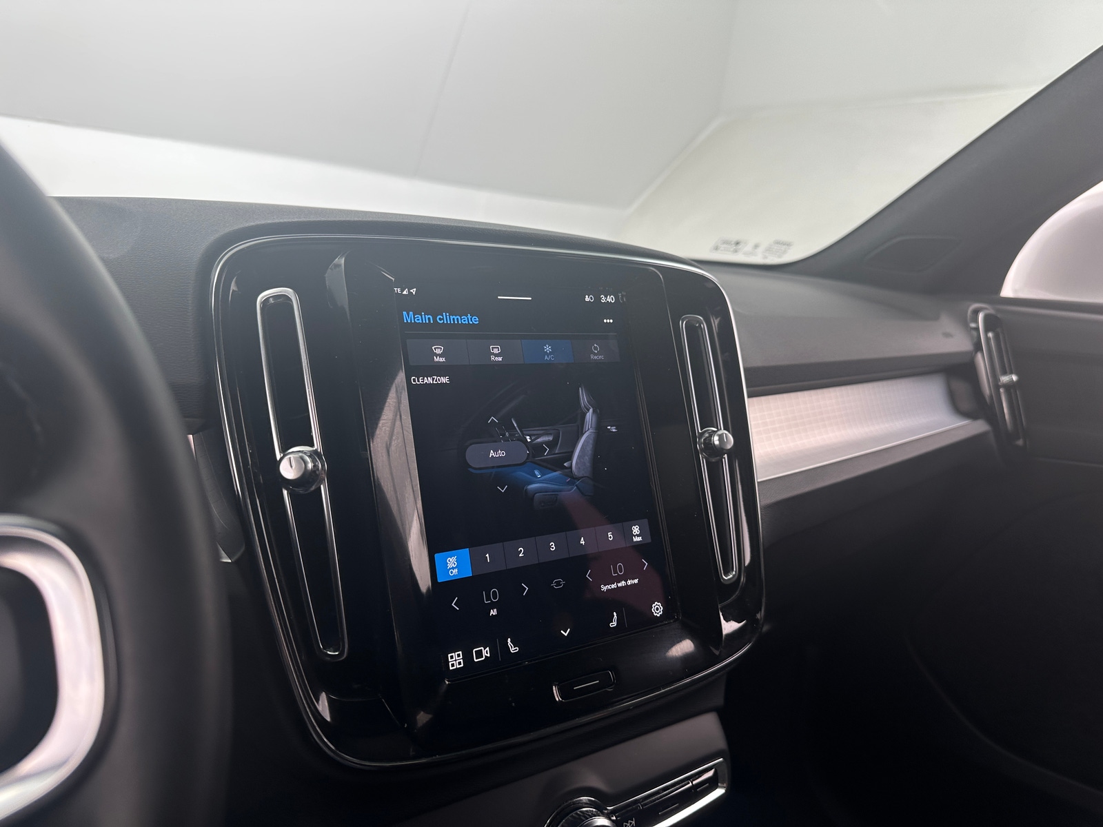 Thumbnail: 2025 Volvo XC40 - 4