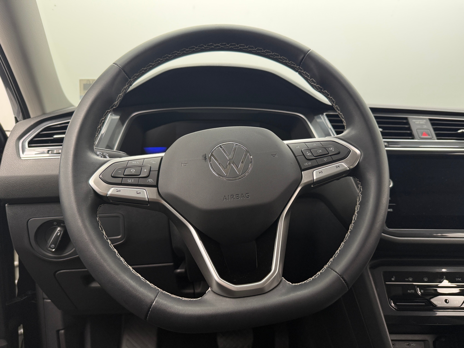 Thumbnail: 2023 Volkswagen Tiguan - 4