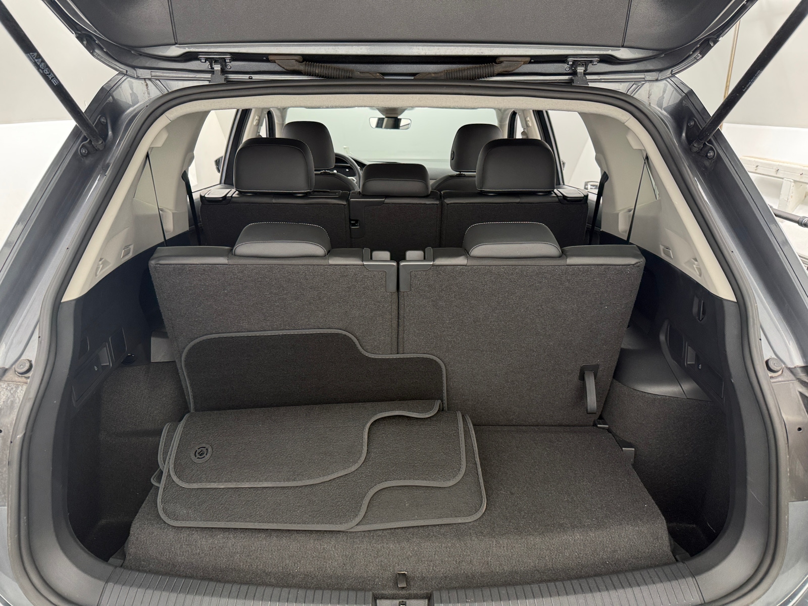 Thumbnail: 2023 Volkswagen Tiguan - 6