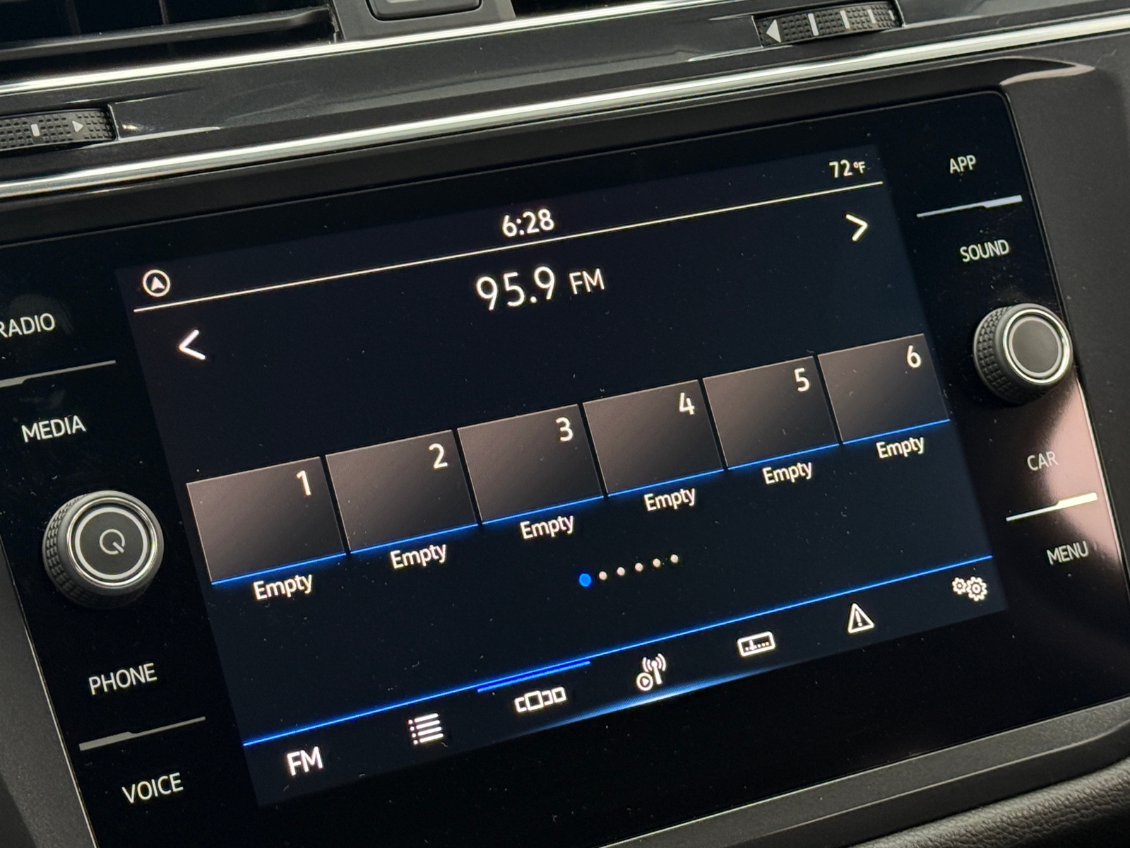 Thumbnail: 2023 Volkswagen Tiguan - 3