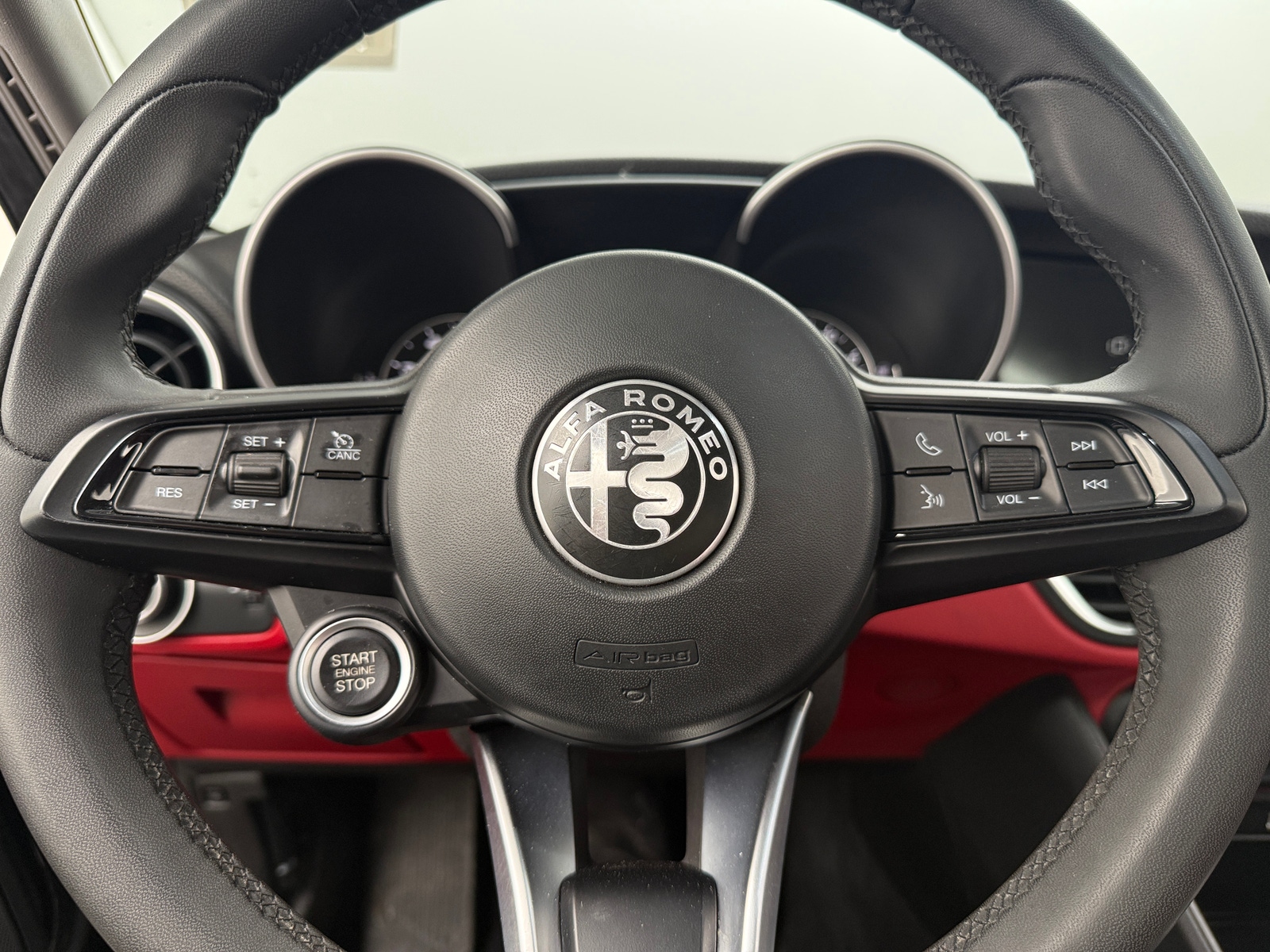 Thumbnail: 2021 Alfa Romeo Giulia - 4